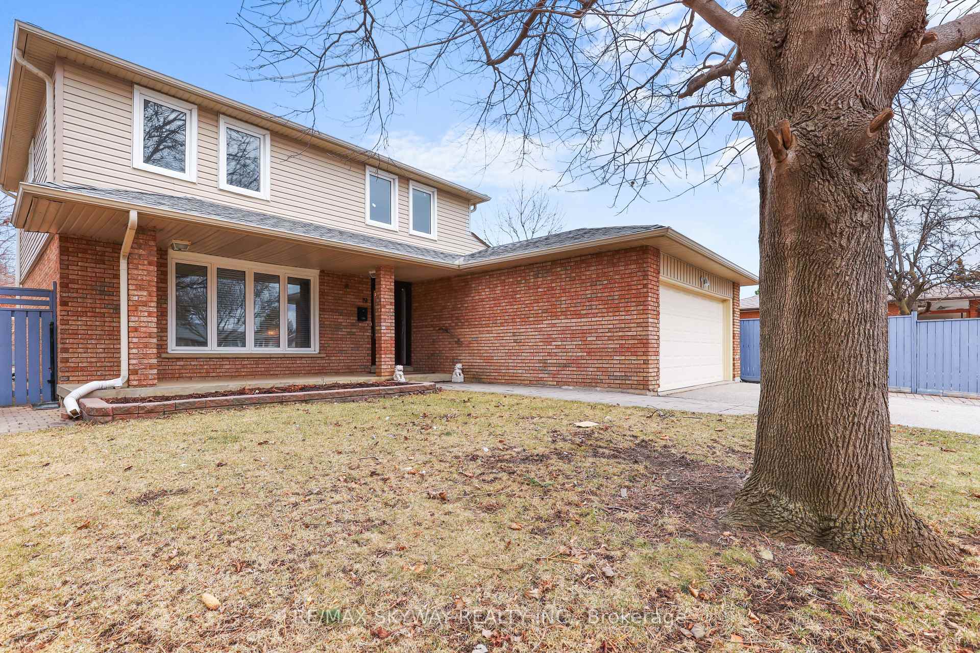 Photo 3 of 19 Mackay Street N, Brampton, Central Park — HOMEH