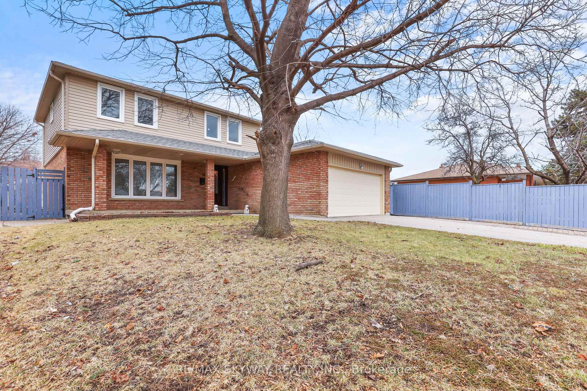 Photo 4 of 19 Mackay Street N, Brampton, Central Park — HOMEH