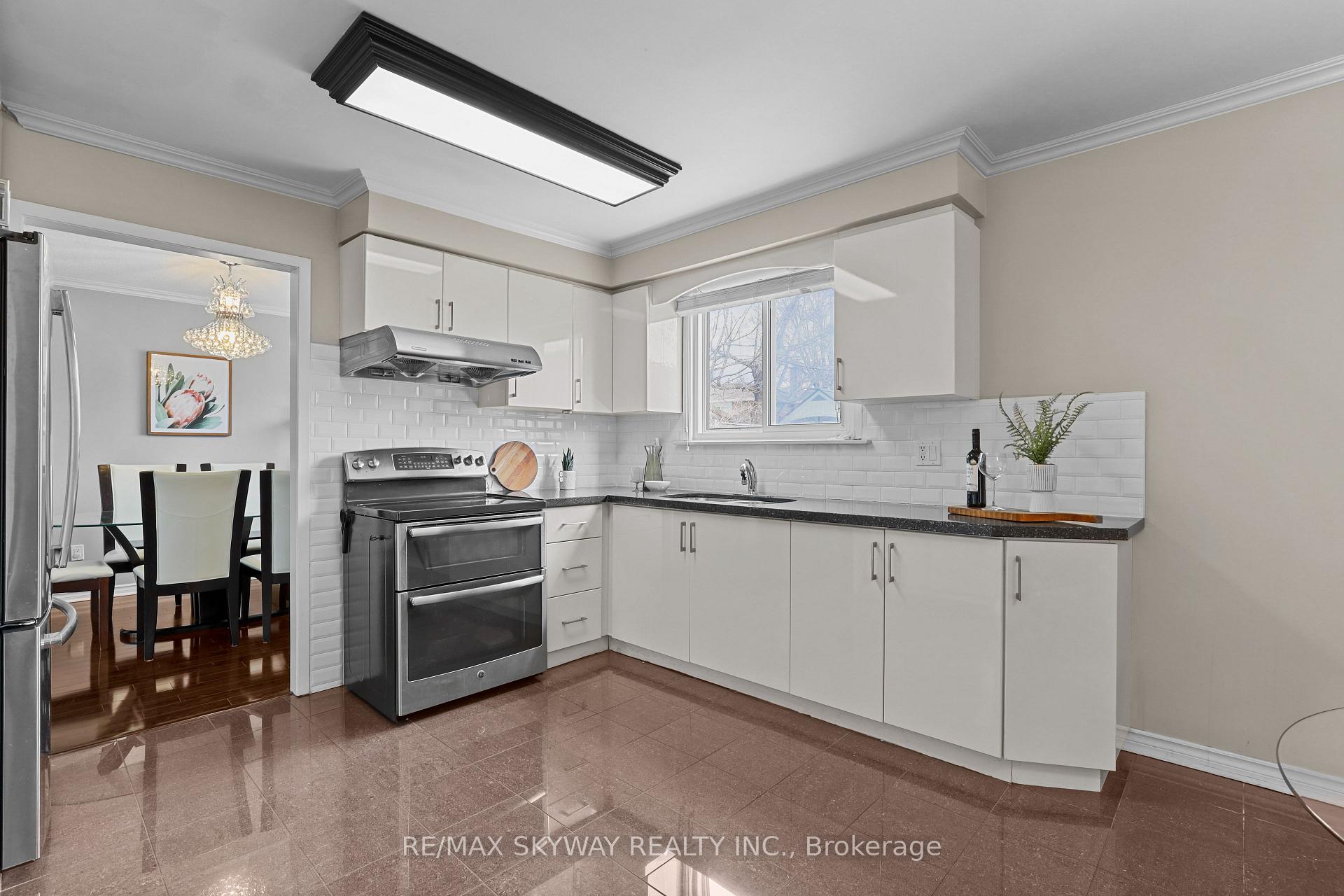 Photo 14 of 19 Mackay Street N, Brampton, Central Park — HOMEH