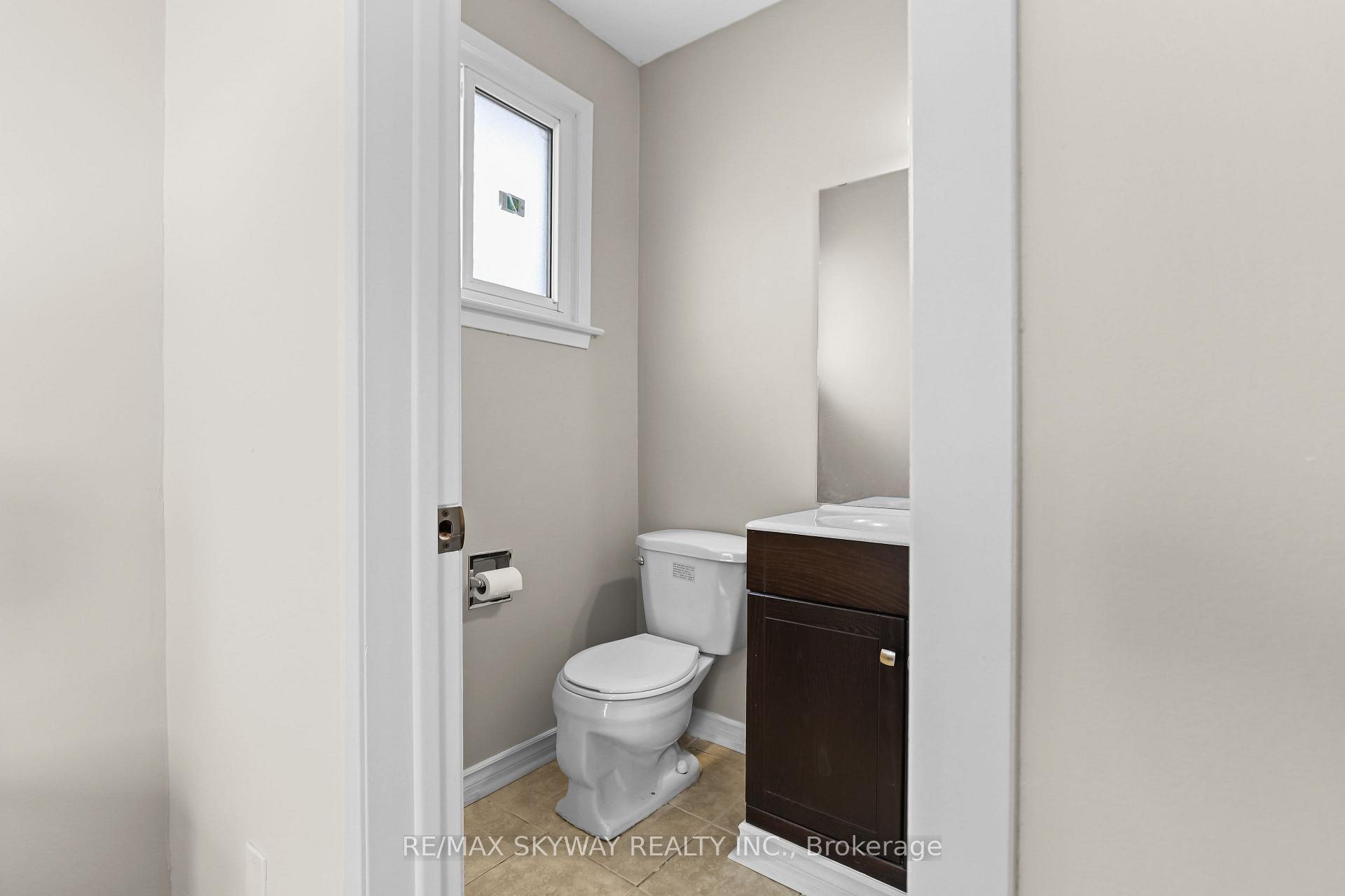 Photo 17 of 19 Mackay Street N, Brampton, Central Park — HOMEH
