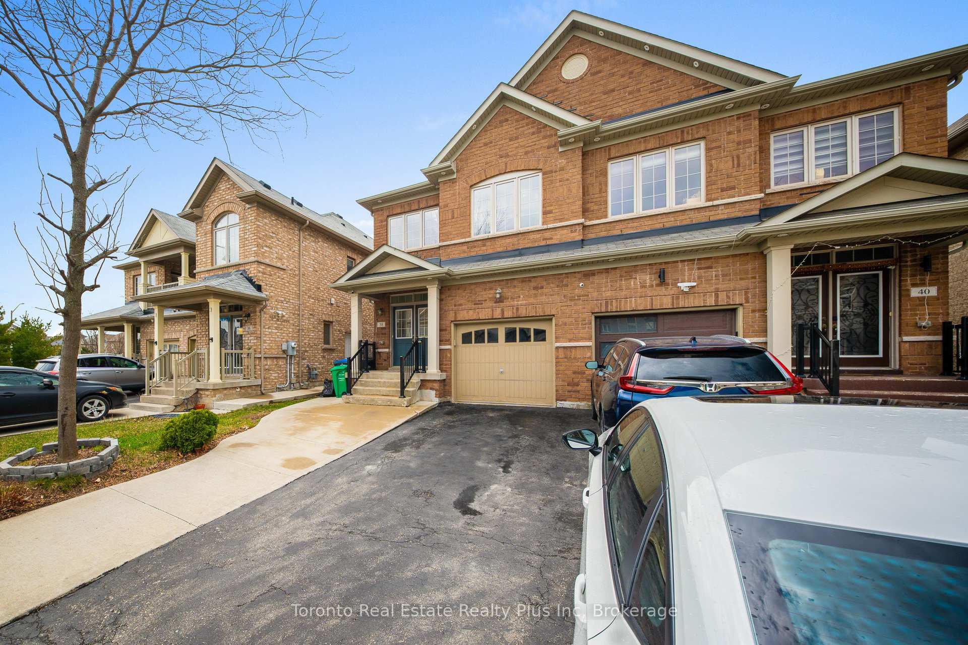 Photo 2 of 38 Orangeblossom Trail, Brampton, Credit Valley — HOMEH