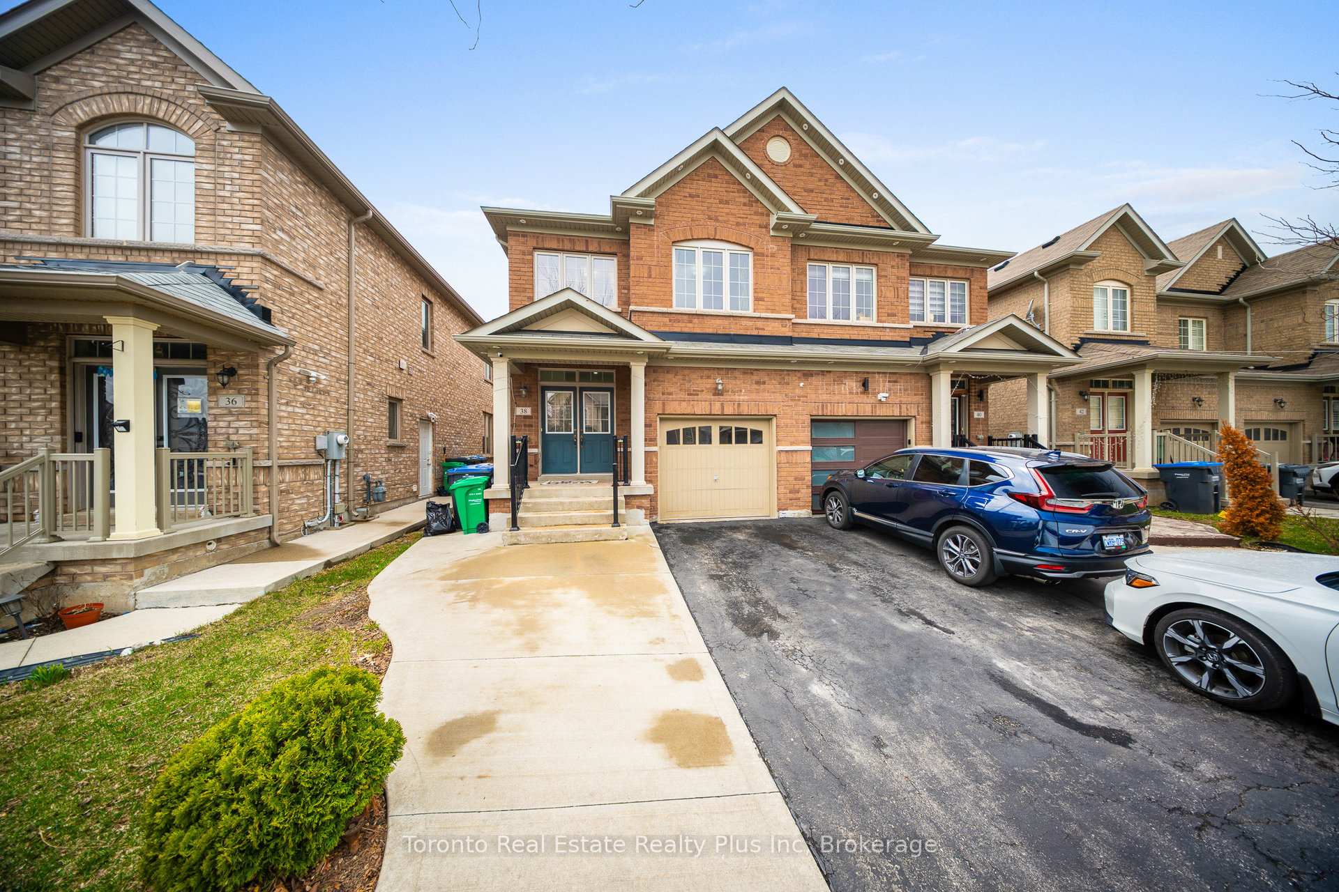 Photo 3 of 38 Orangeblossom Trail, Brampton, Credit Valley — HOMEH