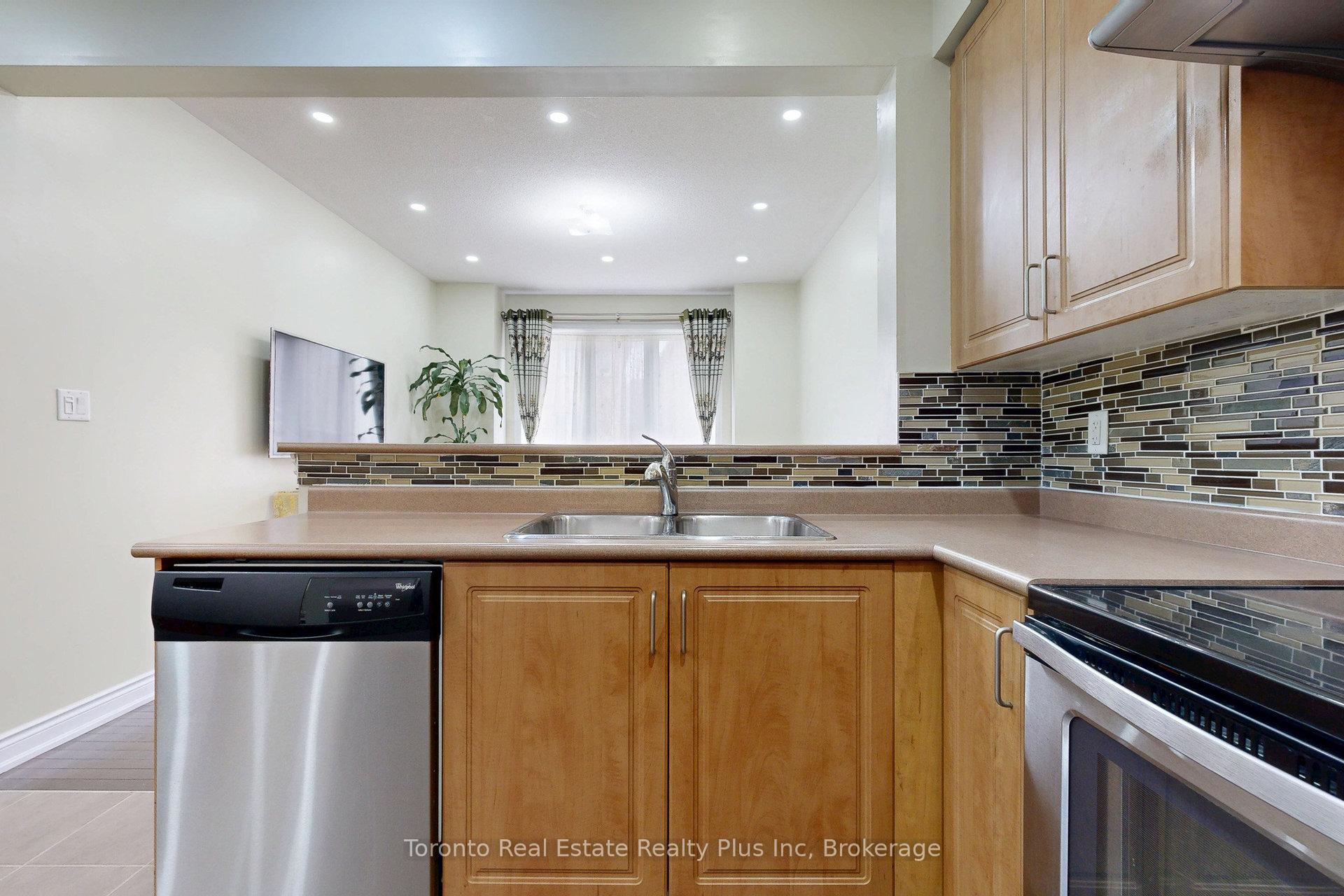 Photo 10 of 38 Orangeblossom Trail, Brampton, Credit Valley — HOMEH