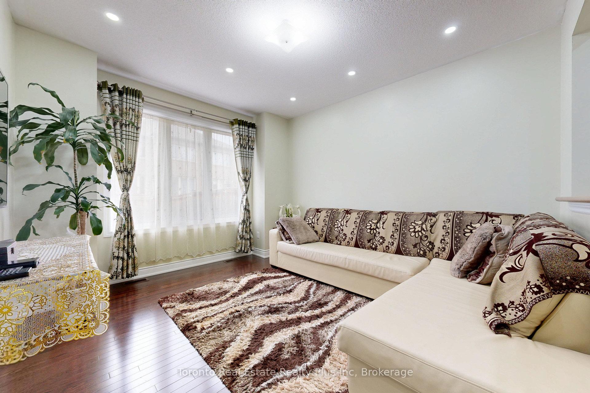 Photo 14 of 38 Orangeblossom Trail, Brampton, Credit Valley — HOMEH