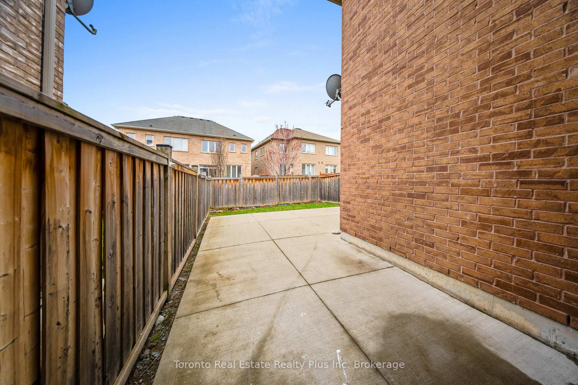 Photo 31 of 38 Orangeblossom Trail, Brampton, Credit Valley — HOMEH