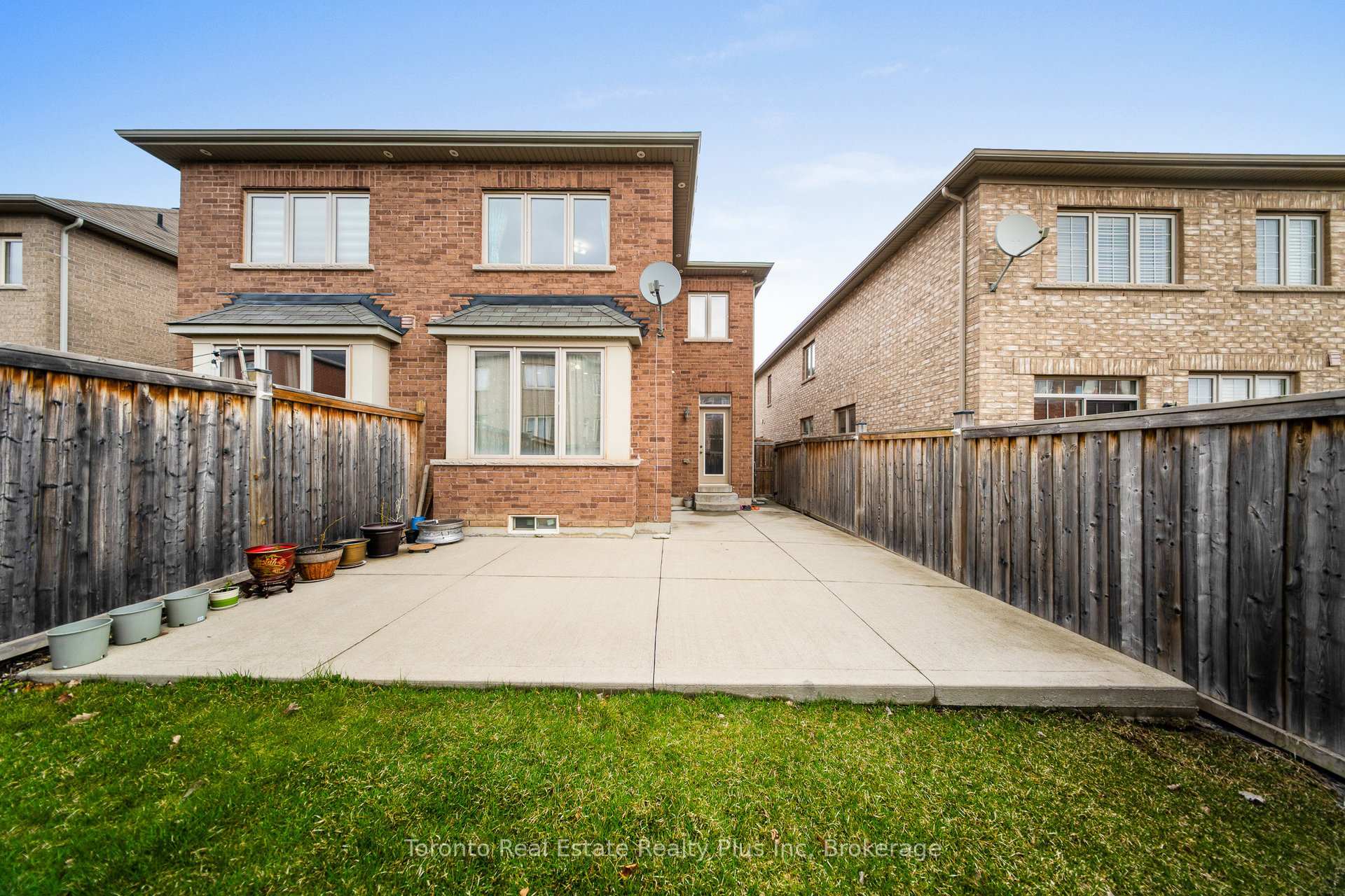 Photo 33 of 38 Orangeblossom Trail, Brampton, Credit Valley — HOMEH