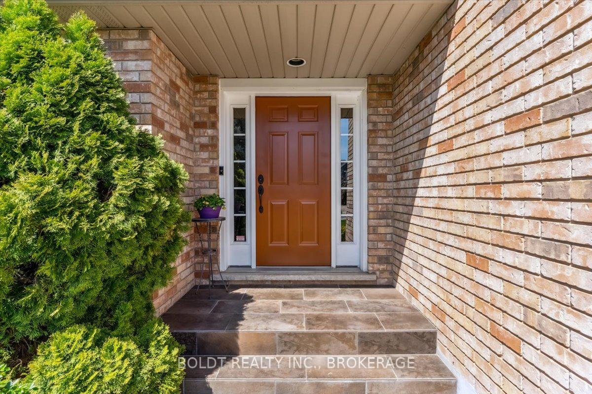 Photo 3 of 5 Countryside Drive, St. Catharines, Grapeview — HOMEH