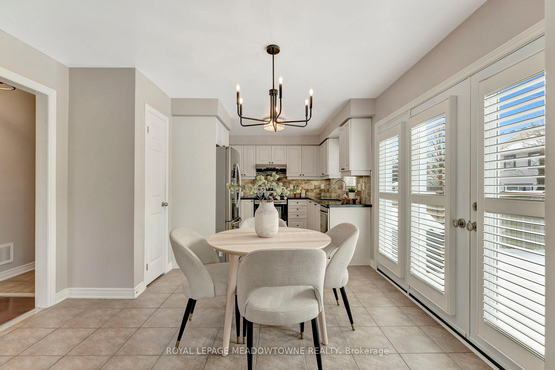 Photo 10 of 19 Buttercup Crescent, Hamilton, Waterdown — HOMEH