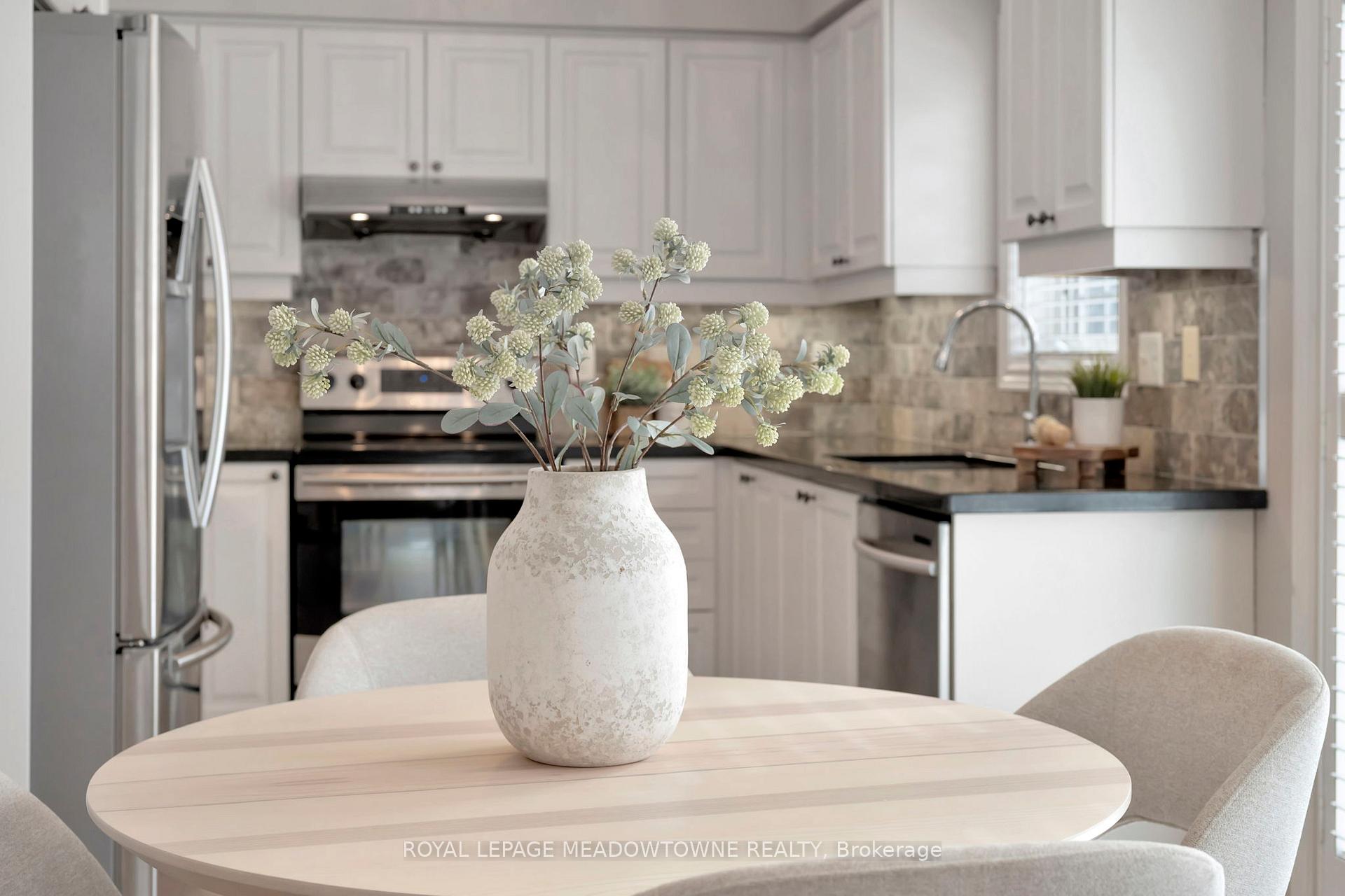 Photo 12 of 19 Buttercup Crescent, Hamilton, Waterdown — HOMEH