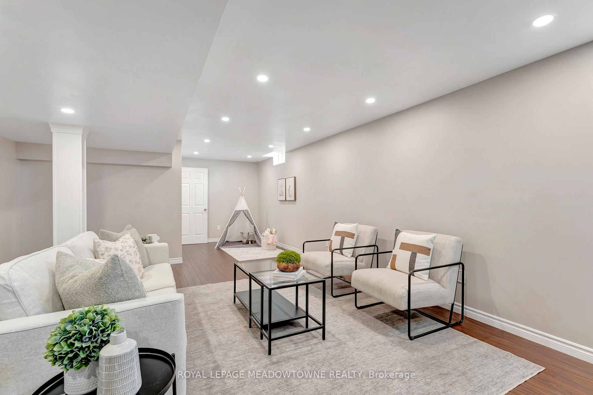 Photo 33 of 19 Buttercup Crescent, Hamilton, Waterdown — HOMEH
