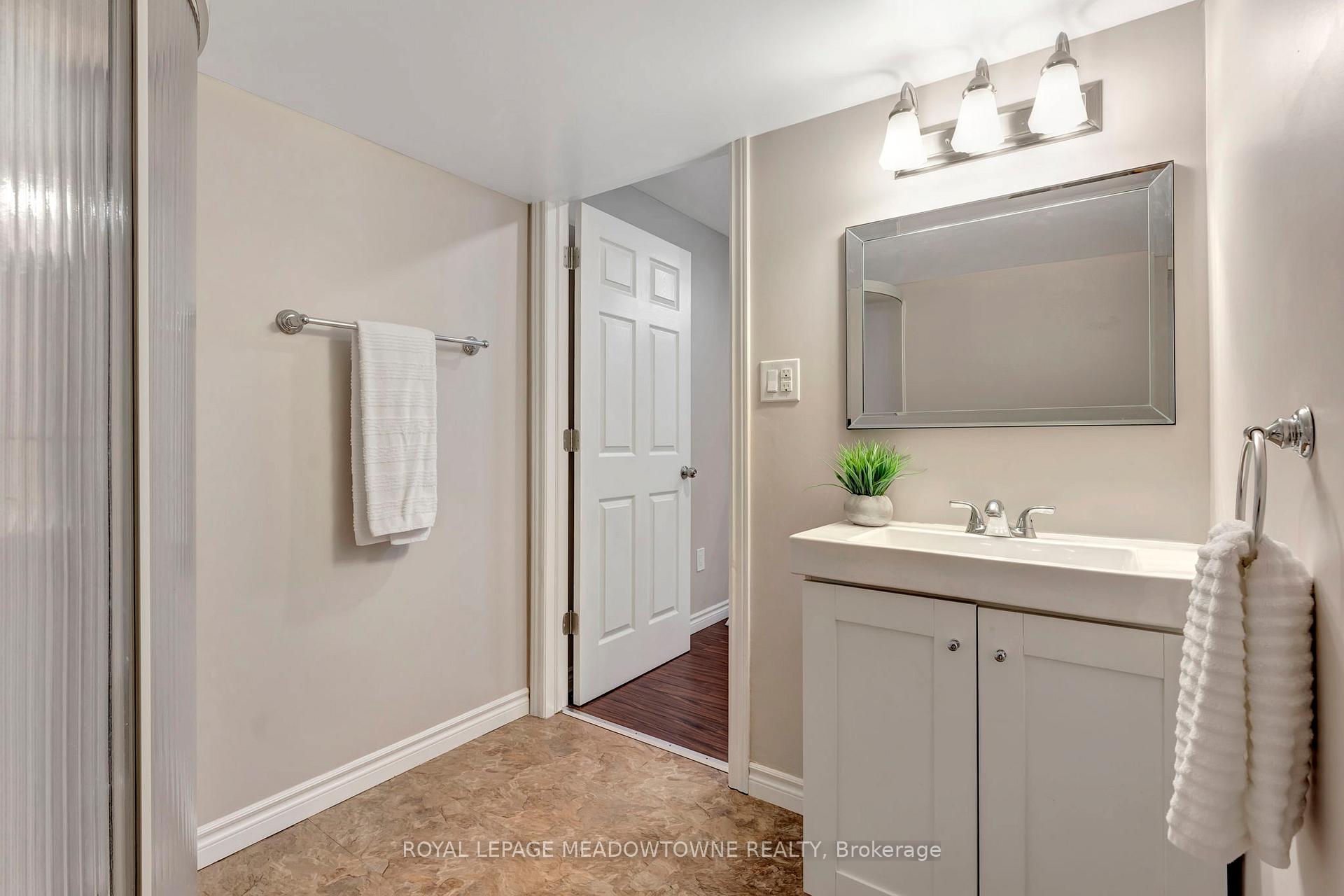 Photo 35 of 19 Buttercup Crescent, Hamilton, Waterdown — HOMEH