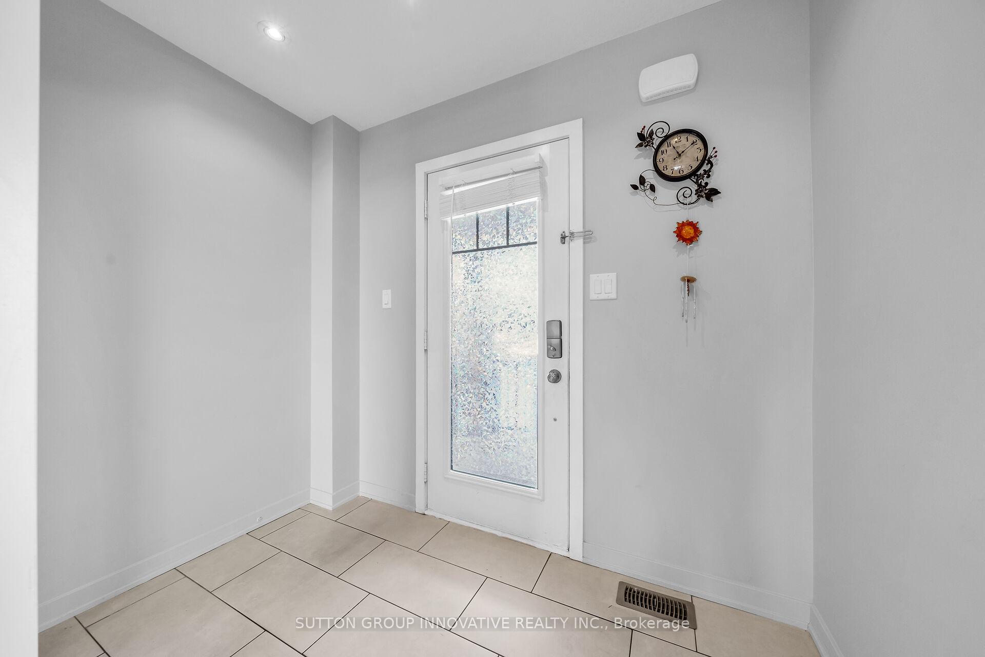 Photo 4 of 142 Crafter Crescent, Hamilton, Stoney Creek Mountain — HOMEH