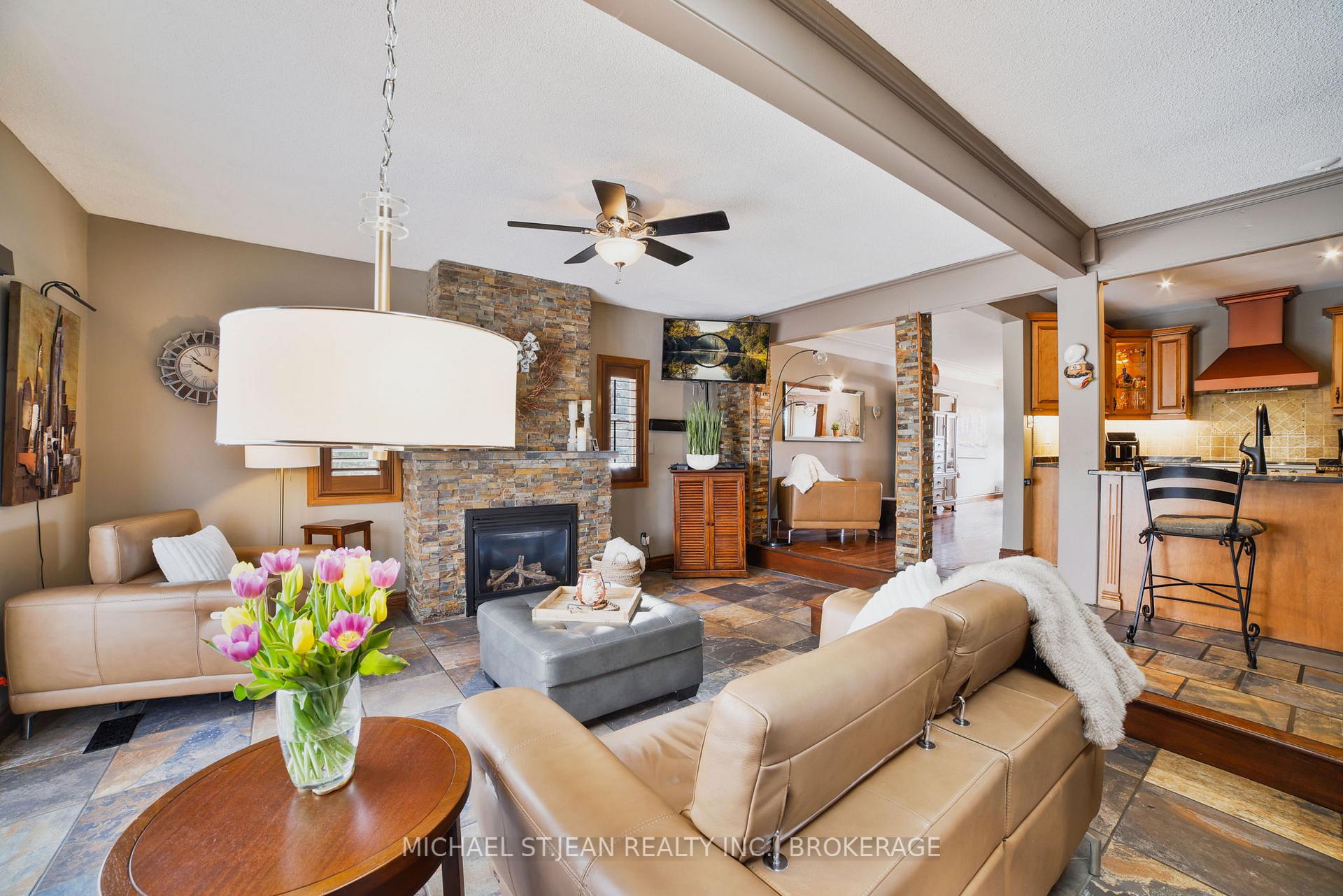 Photo 8 of 8494 20 Road E, Hamilton, Rural Glanbrook — HOMEH