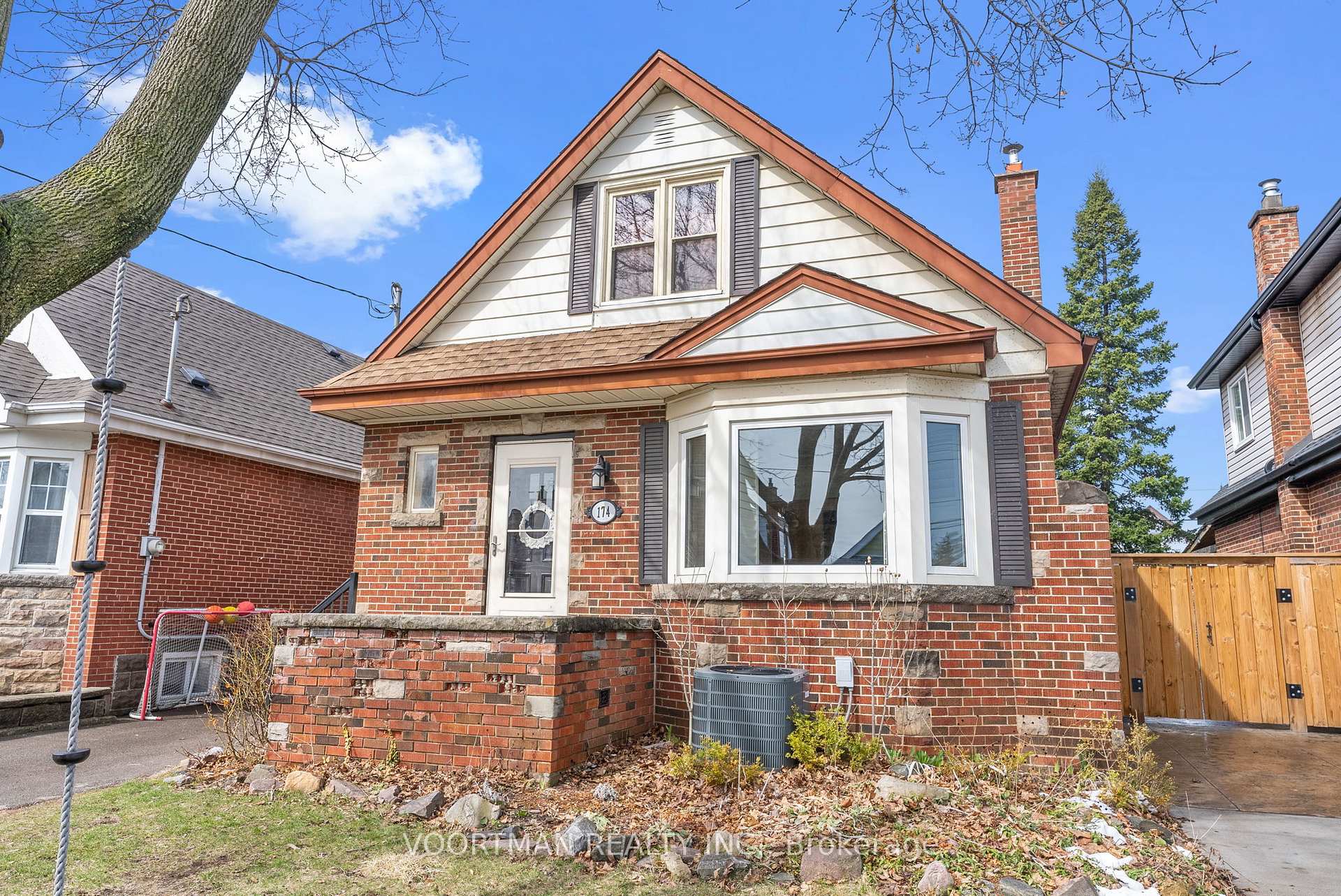 Photo 1 of 174 Huxley Avenue S, Hamilton, Delta — HOMEH