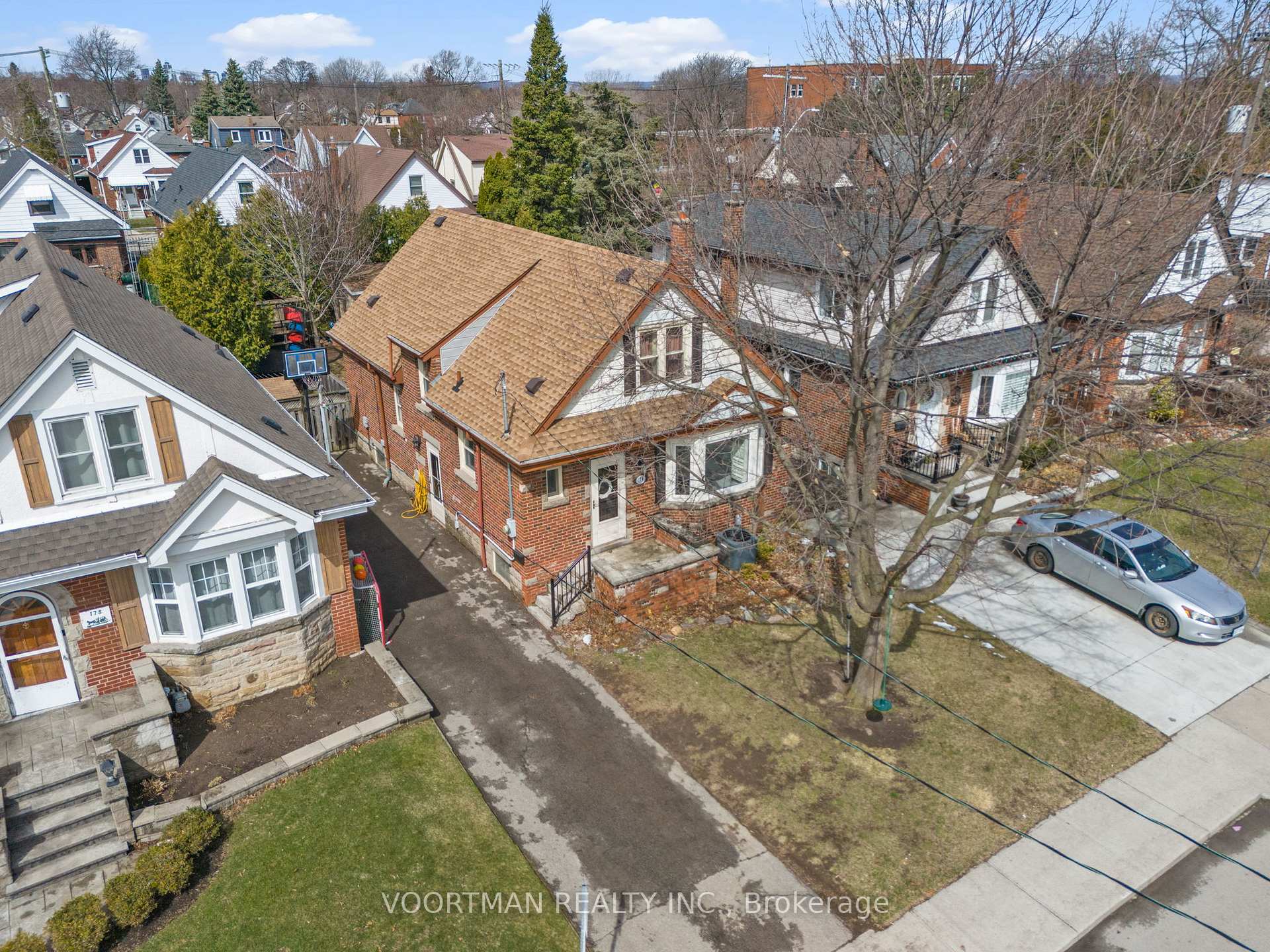 Photo 2 of 174 Huxley Avenue S, Hamilton, Delta — HOMEH