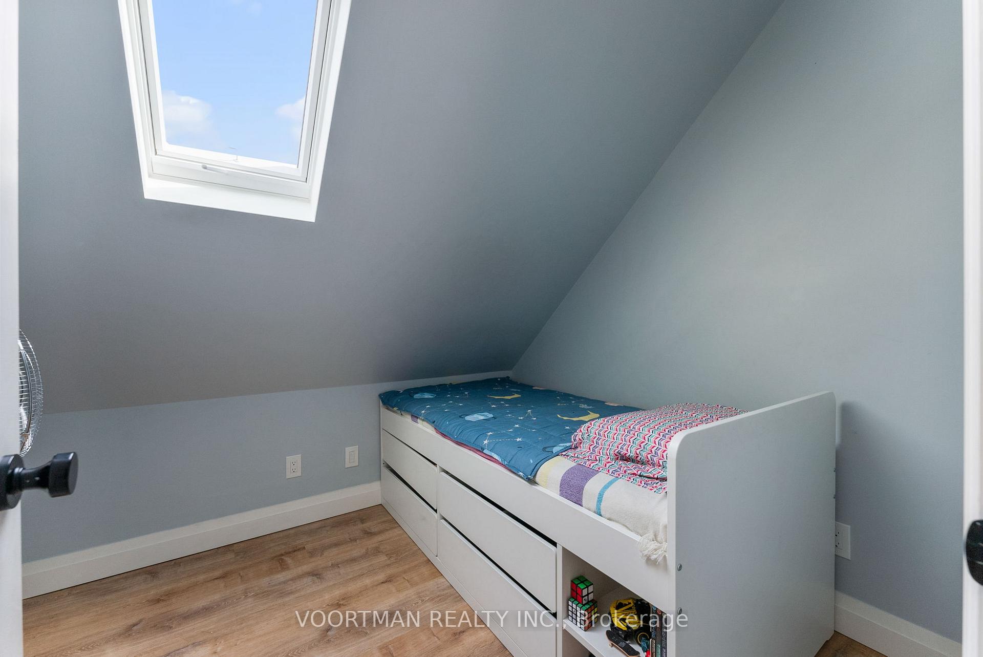 Photo 18 of 174 Huxley Avenue S, Hamilton, Delta — HOMEH