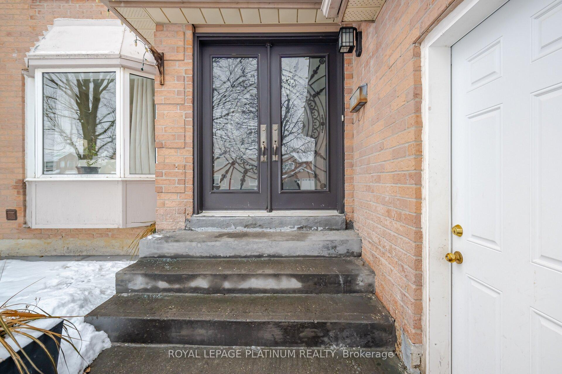 Photo 4 of 59 Parkside Drive, Brampton, Brampton South — HOMEH