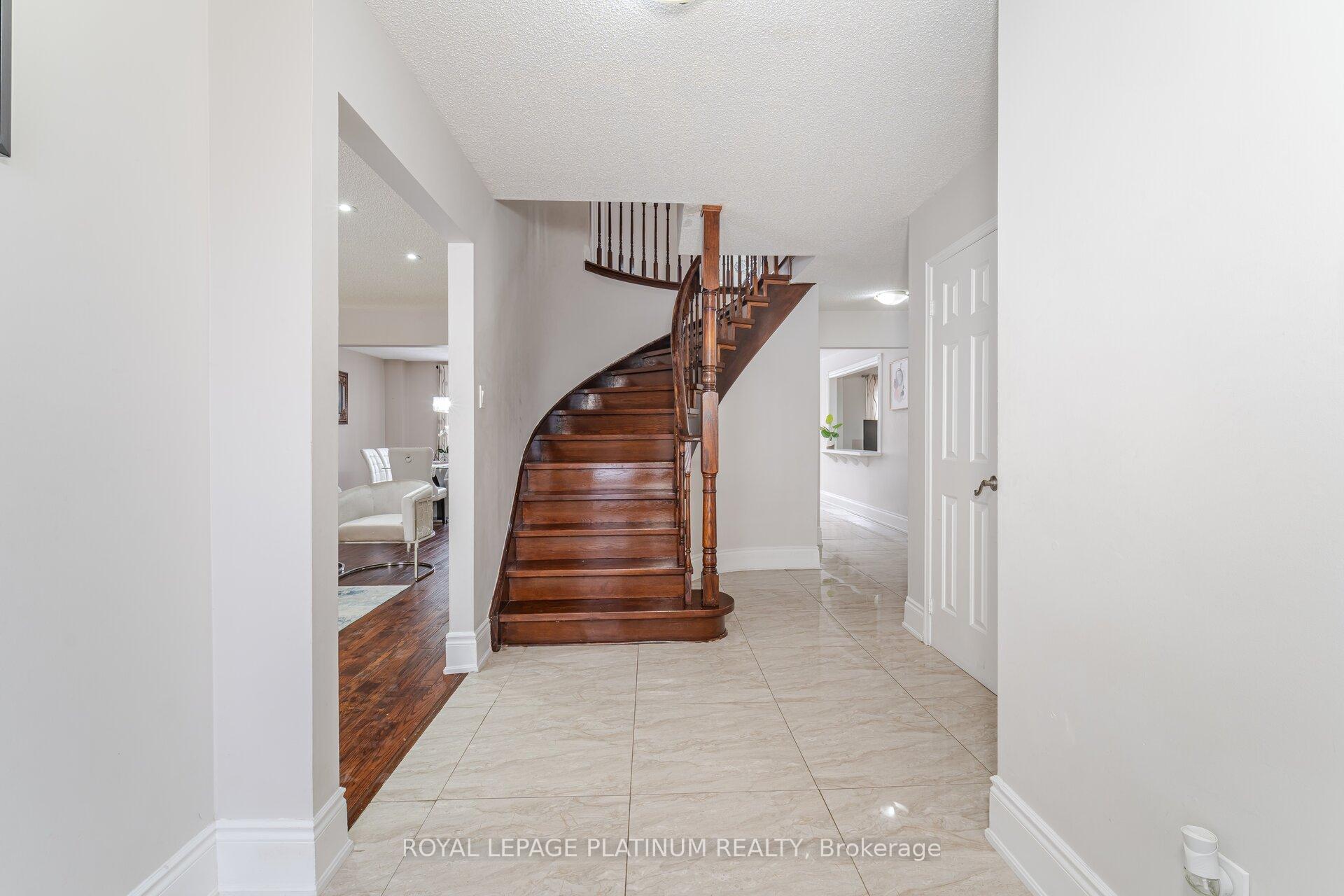 Photo 6 of 59 Parkside Drive, Brampton, Brampton South — HOMEH