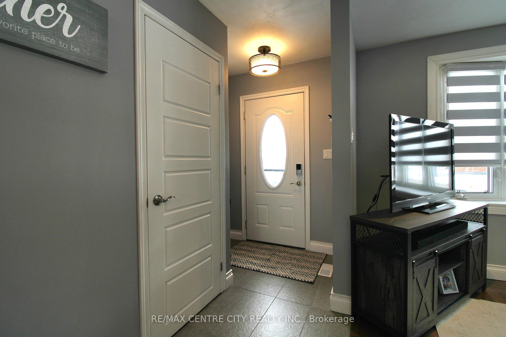 Photo 3 of 75 Lawrence Avenue, St. Thomas — HOMEH