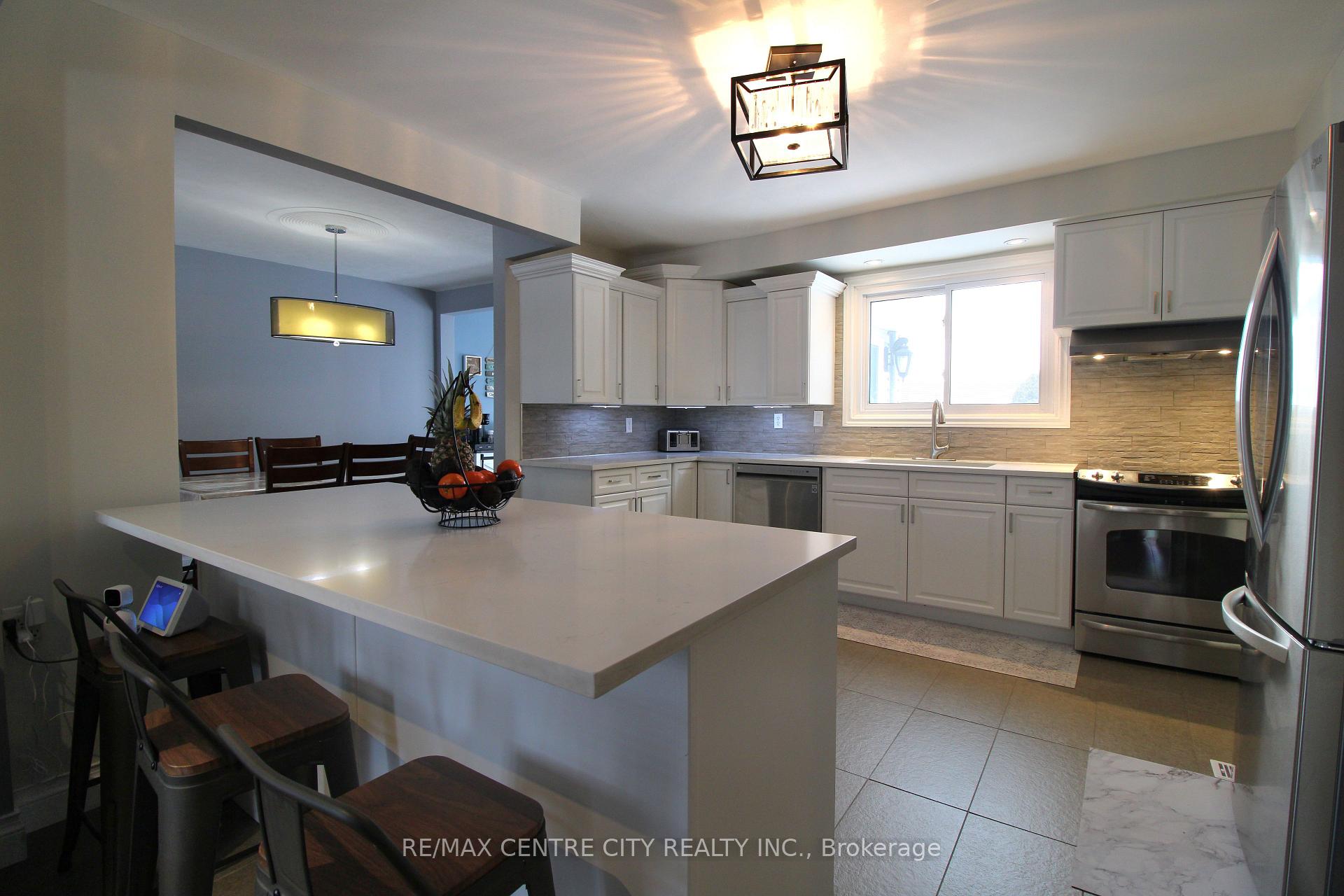 Photo 7 of 75 Lawrence Avenue, St. Thomas — HOMEH