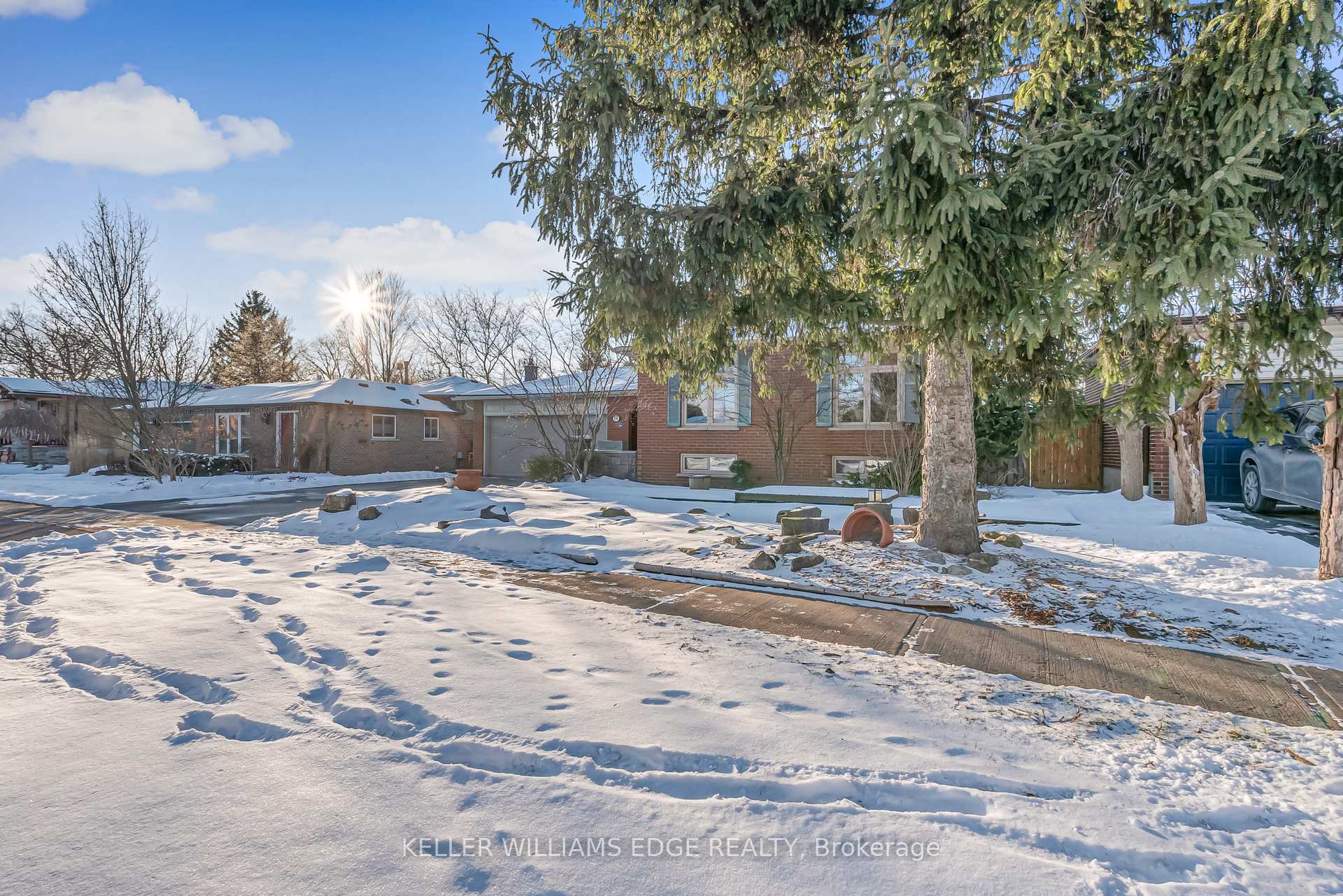 Photo 3 of 15 Laurendale Avenue, Hamilton, Waterdown — HOMEH