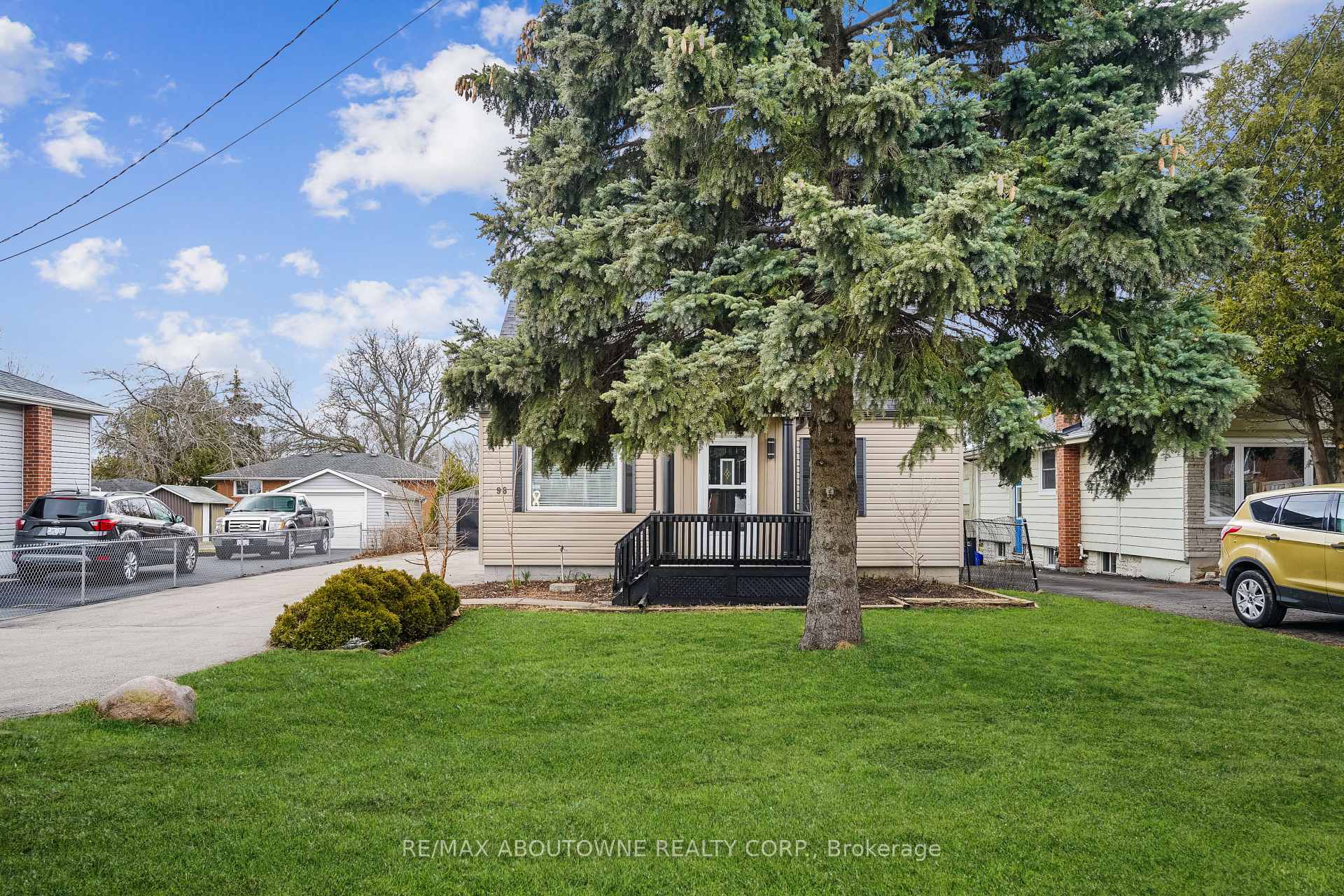 Photo 4 of 96 Mohawk Road E, Hamilton, Greeningdon — HOMEH