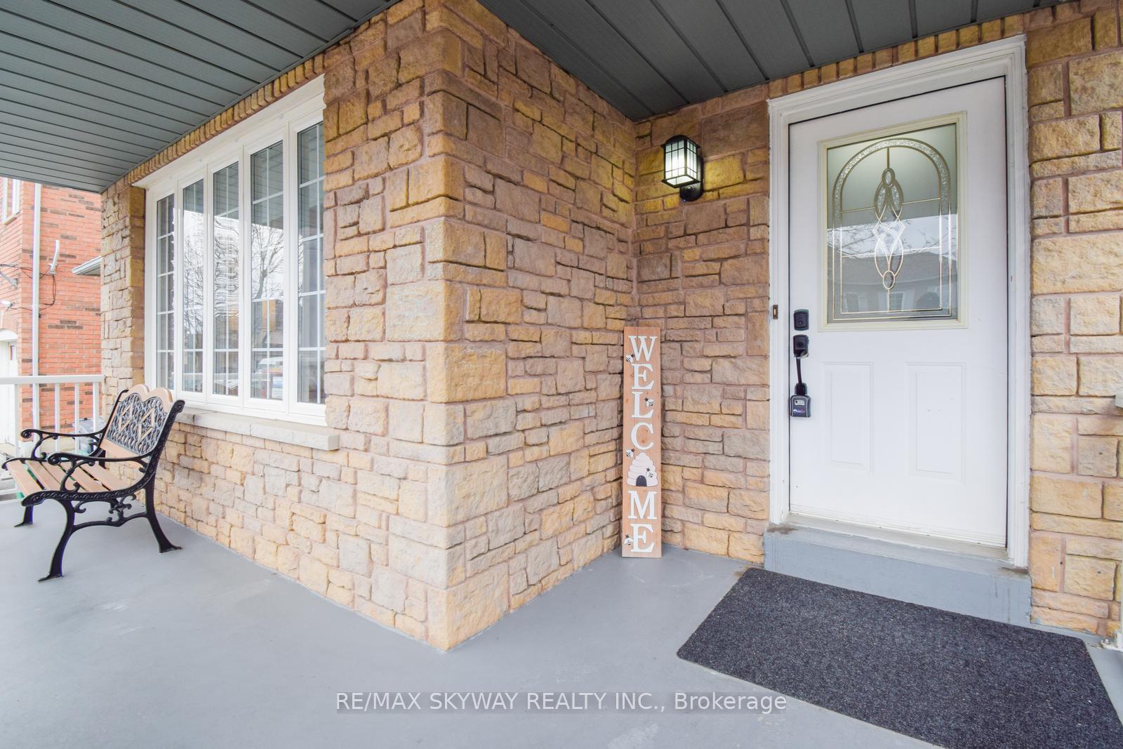 Photo 3 of 21 Badger Avenue E, Brampton, Sandringham-Wellington — HOMEH