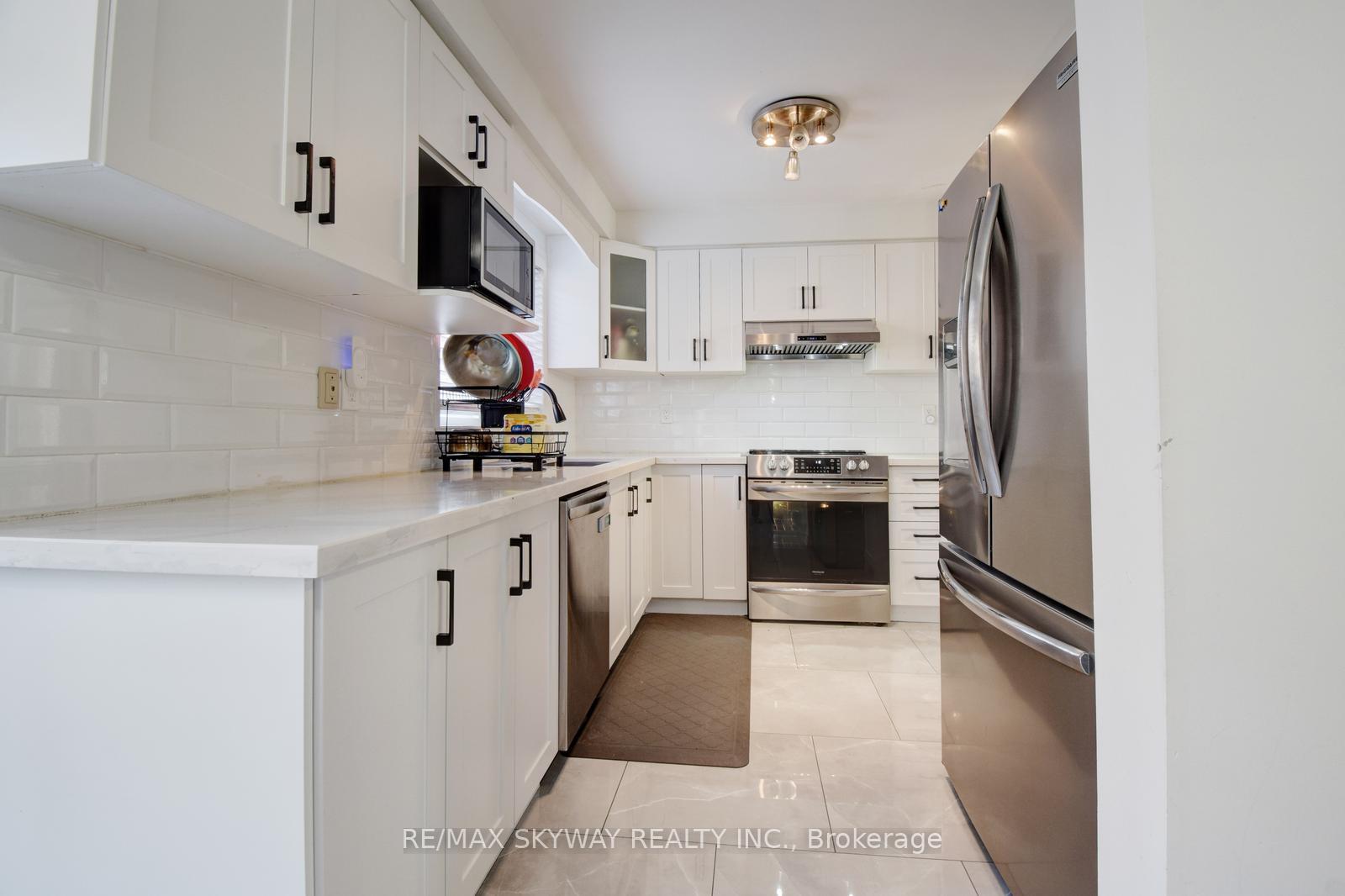 Photo 12 of 21 Badger Avenue E, Brampton, Sandringham-Wellington — HOMEH