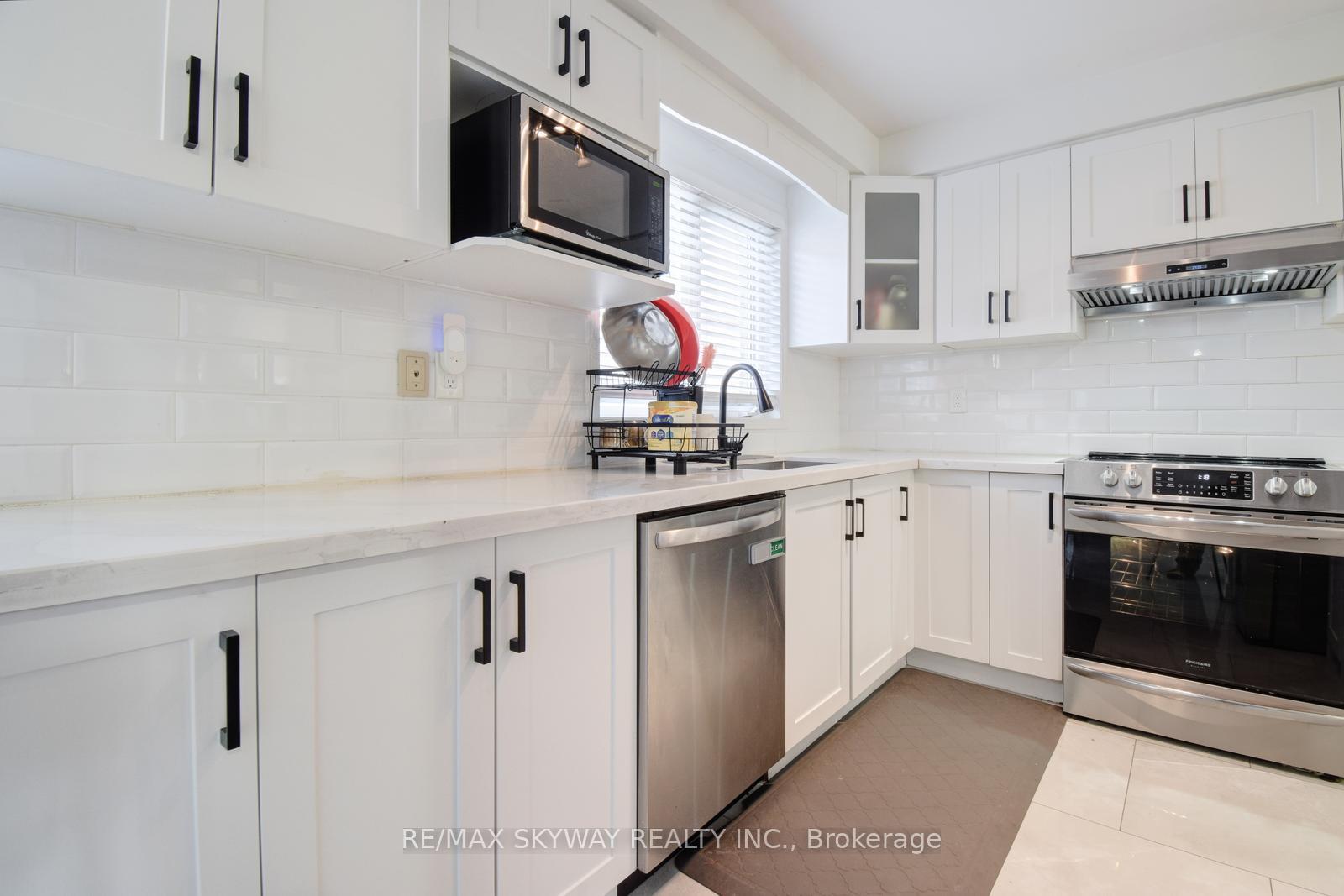 Photo 13 of 21 Badger Avenue E, Brampton, Sandringham-Wellington — HOMEH