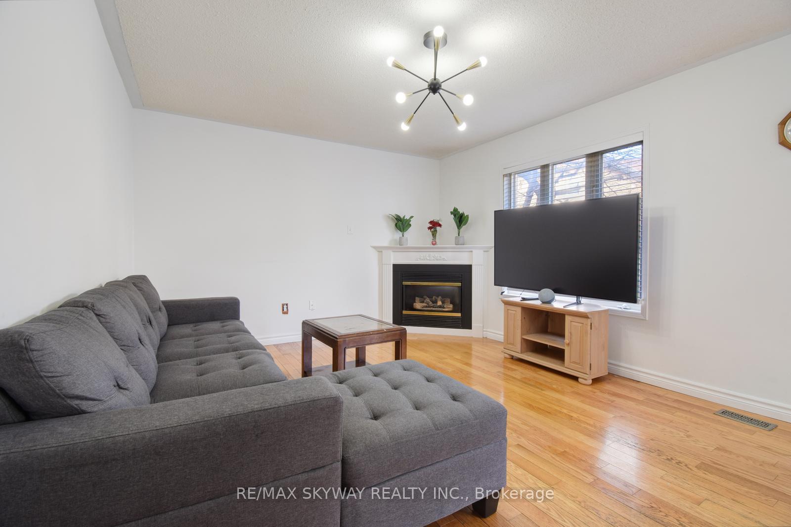 Photo 16 of 21 Badger Avenue E, Brampton, Sandringham-Wellington — HOMEH