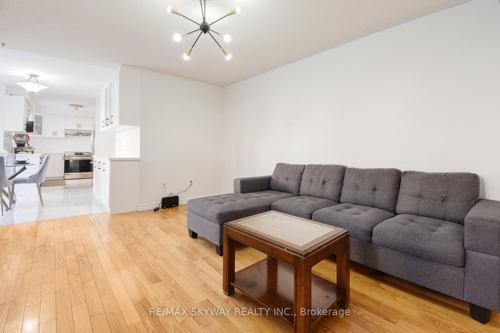 Photo 17 of 21 Badger Avenue E, Brampton, Sandringham-Wellington — HOMEH