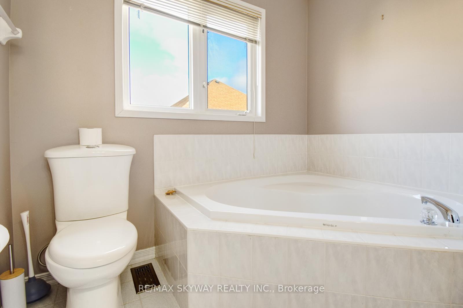Photo 20 of 21 Badger Avenue E, Brampton, Sandringham-Wellington — HOMEH
