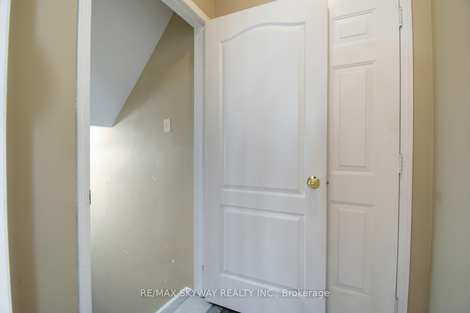 Photo 28 of 21 Badger Avenue E, Brampton, Sandringham-Wellington — HOMEH