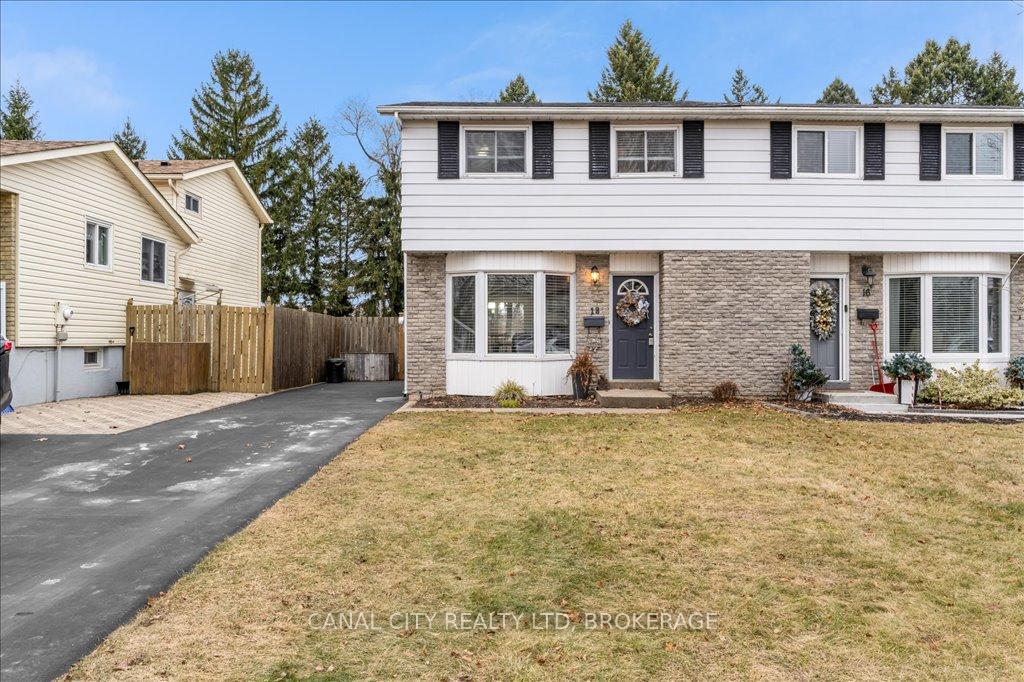 Photo 2 of 18 Oakmeadow Place, St. Catharines, Lakeshore — HOMEH