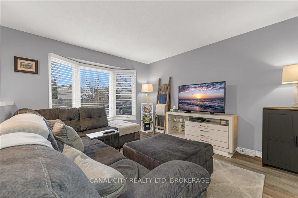 Photo 3 of 18 Oakmeadow Place, St. Catharines, Lakeshore — HOMEH