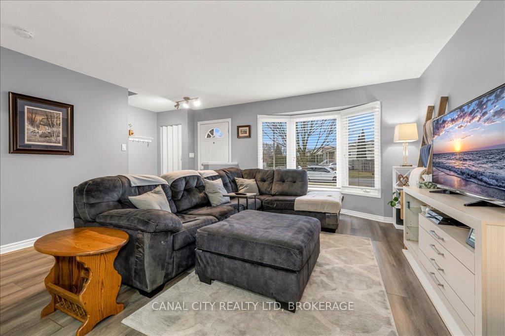 Photo 5 of 18 Oakmeadow Place, St. Catharines, Lakeshore — HOMEH