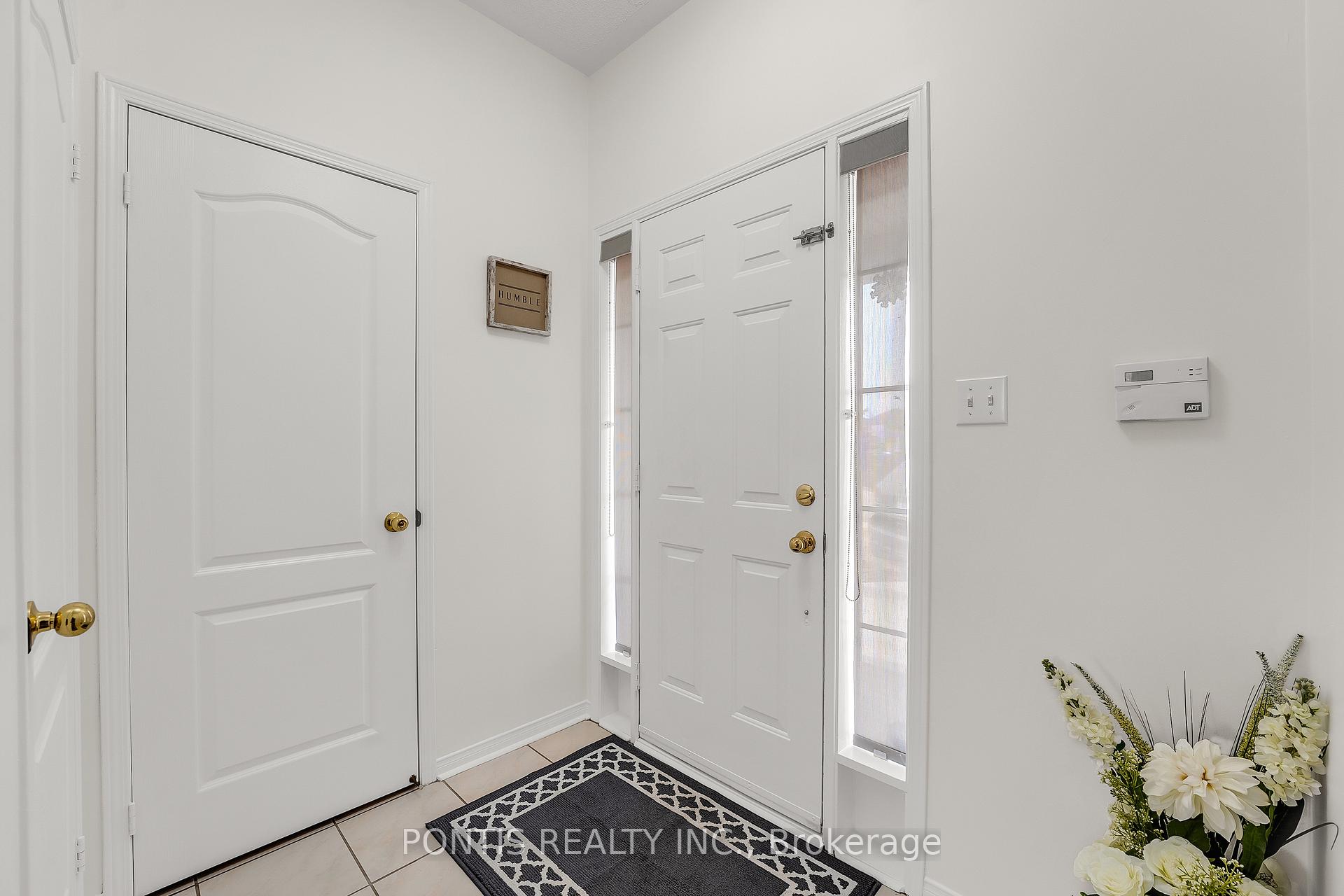 Photo 4 of 22 Mistdale Crescent, Brampton, Fletcher's Meadow — HOMEH
