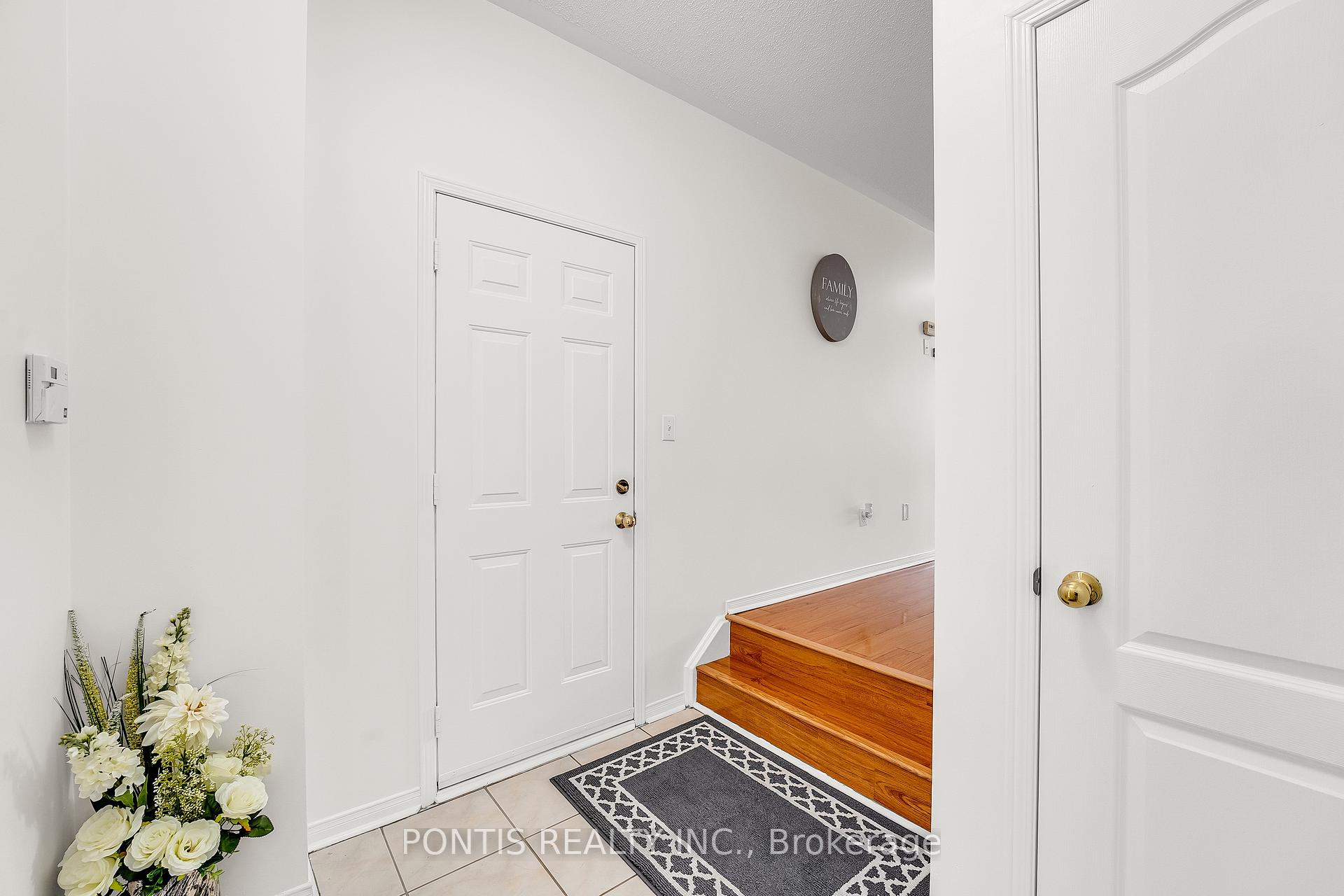 Photo 6 of 22 Mistdale Crescent, Brampton, Fletcher's Meadow — HOMEH
