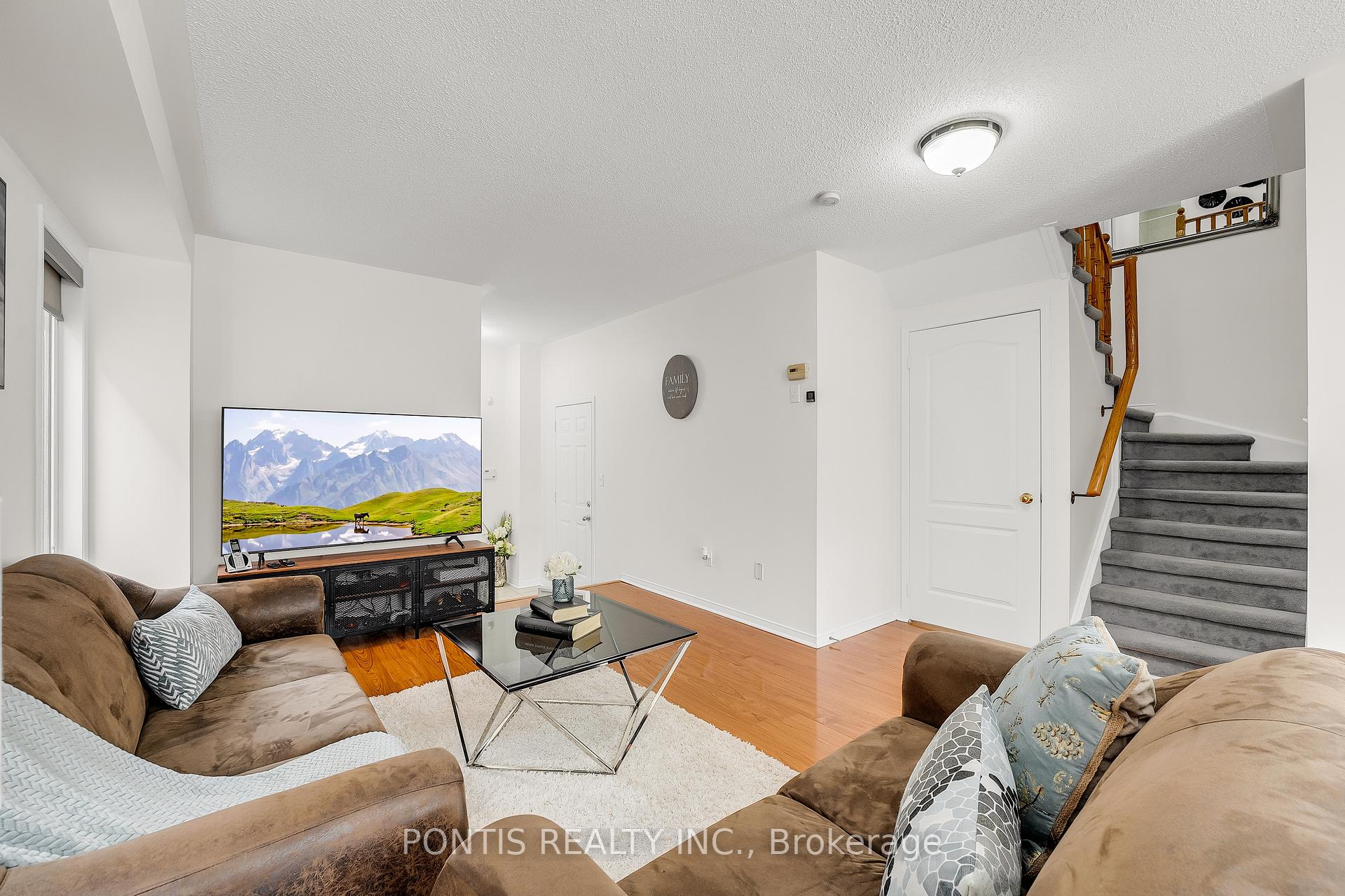 Photo 9 of 22 Mistdale Crescent, Brampton, Fletcher's Meadow — HOMEH
