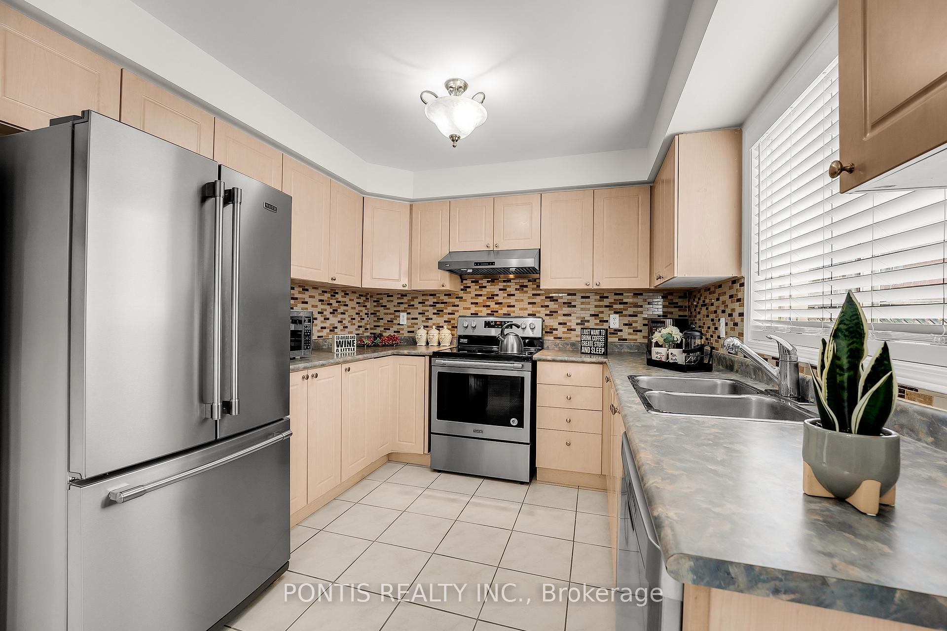 Photo 11 of 22 Mistdale Crescent, Brampton, Fletcher's Meadow — HOMEH