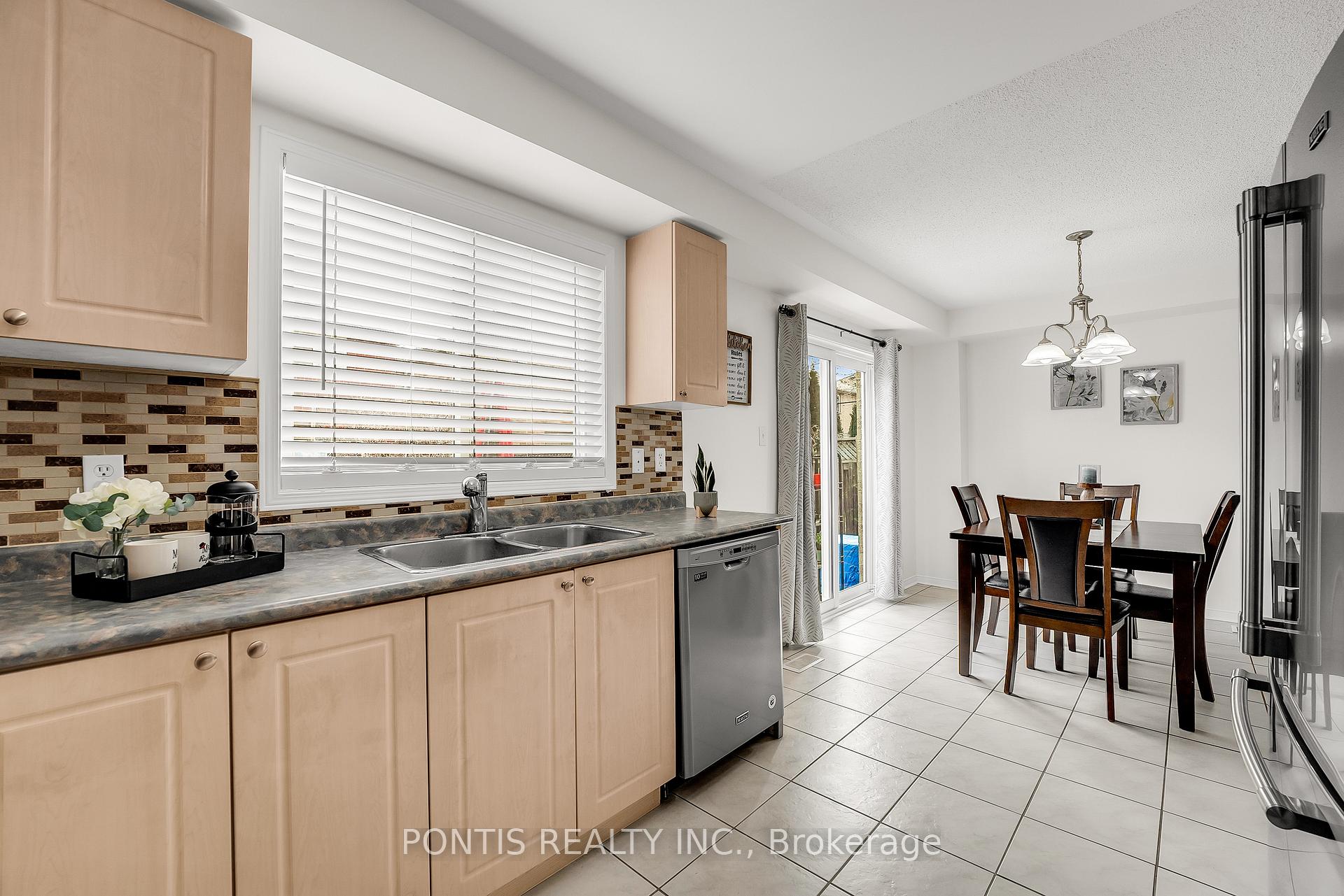 Photo 13 of 22 Mistdale Crescent, Brampton, Fletcher's Meadow — HOMEH