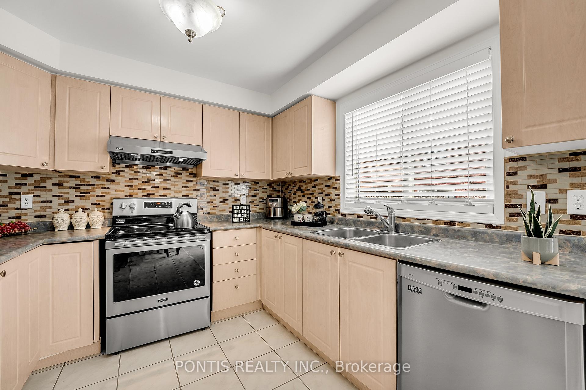Photo 14 of 22 Mistdale Crescent, Brampton, Fletcher's Meadow — HOMEH