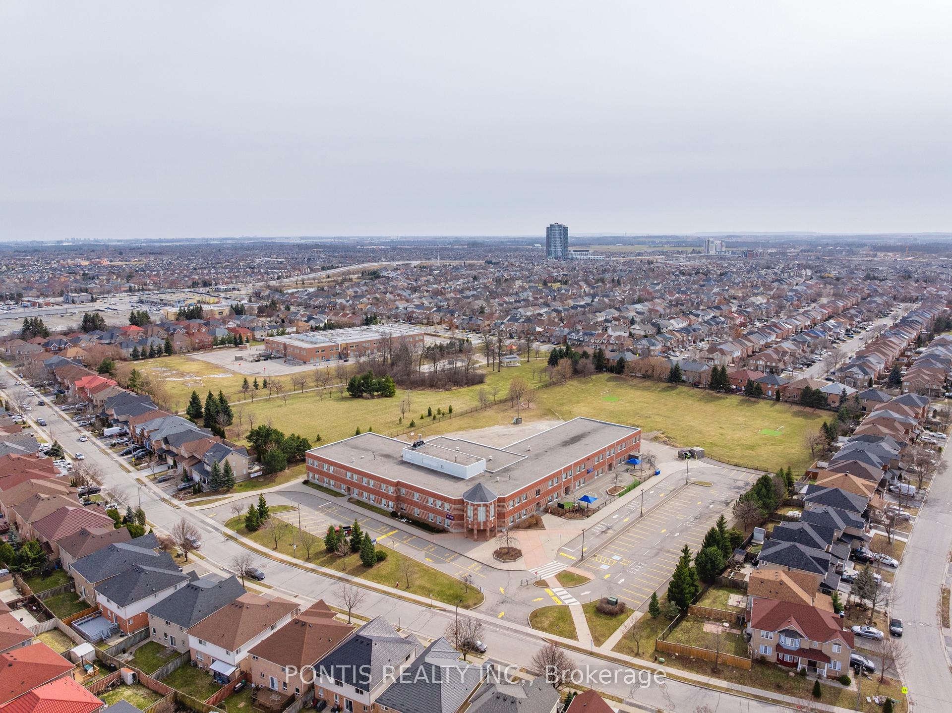 Photo 43 of 22 Mistdale Crescent, Brampton, Fletcher's Meadow — HOMEH