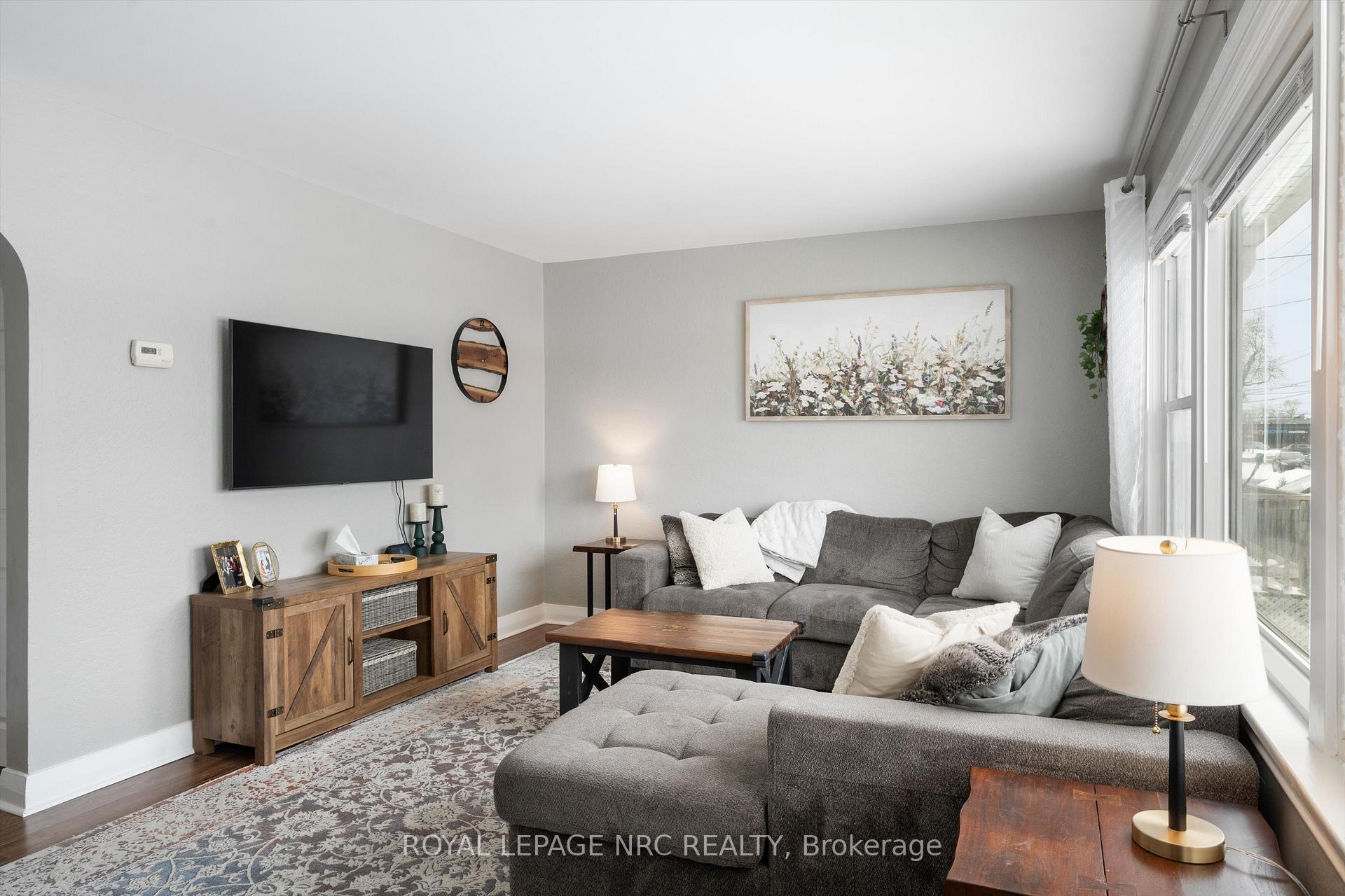 Photo 6 of 16 Admiral Road, St. Catharines, Secord Woods — HOMEH
