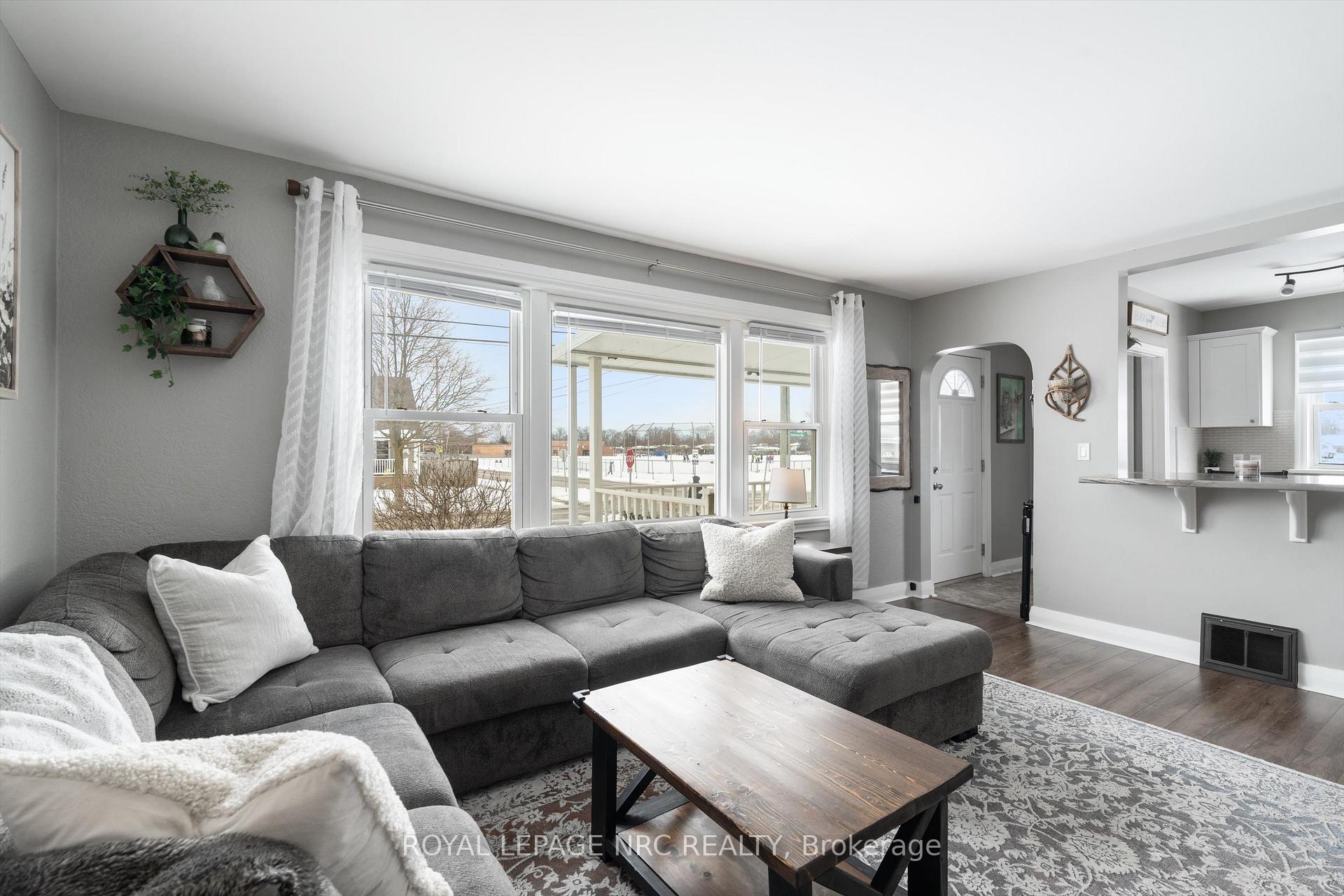 Photo 7 of 16 Admiral Road, St. Catharines, Secord Woods — HOMEH
