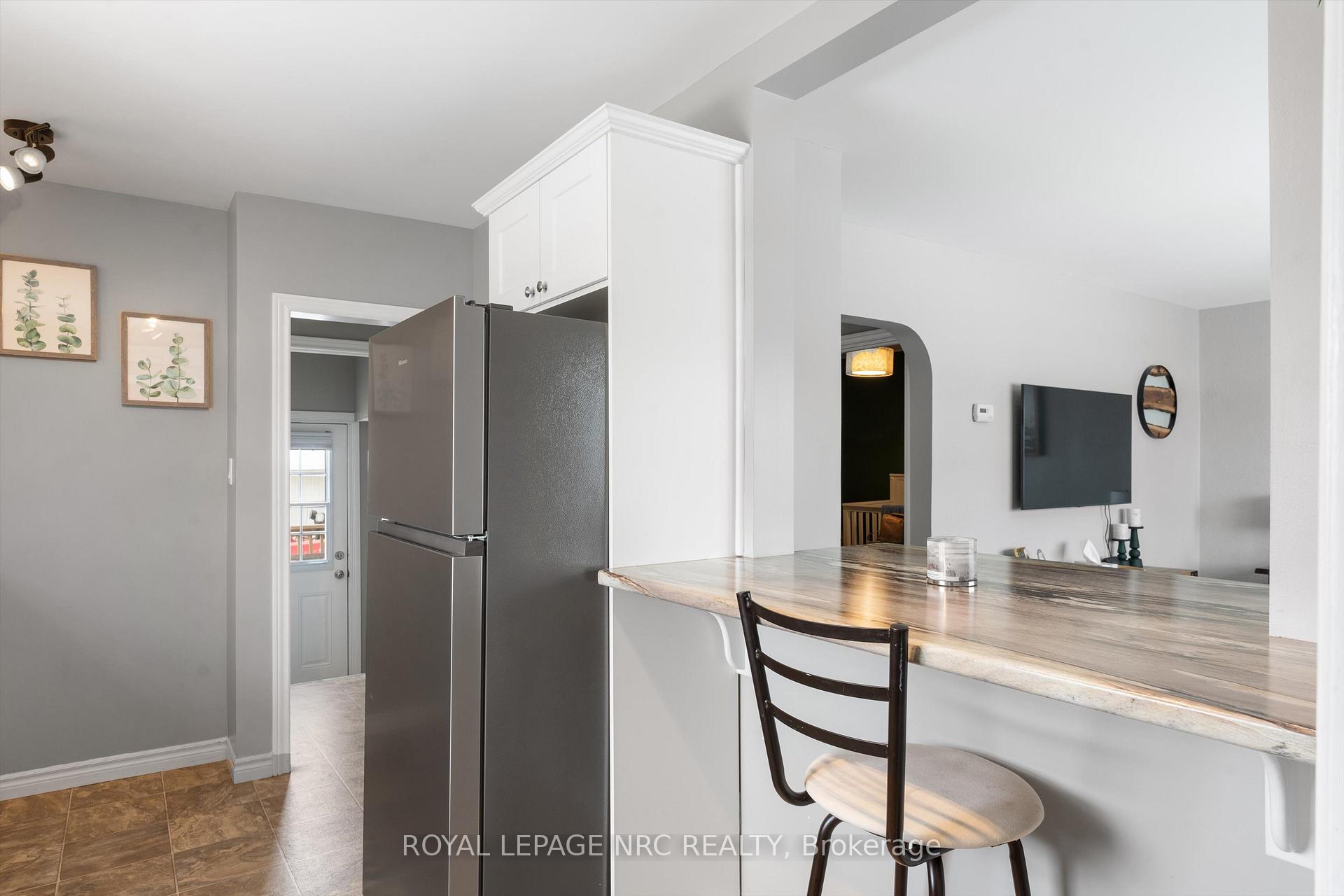 Photo 13 of 16 Admiral Road, St. Catharines, Secord Woods — HOMEH