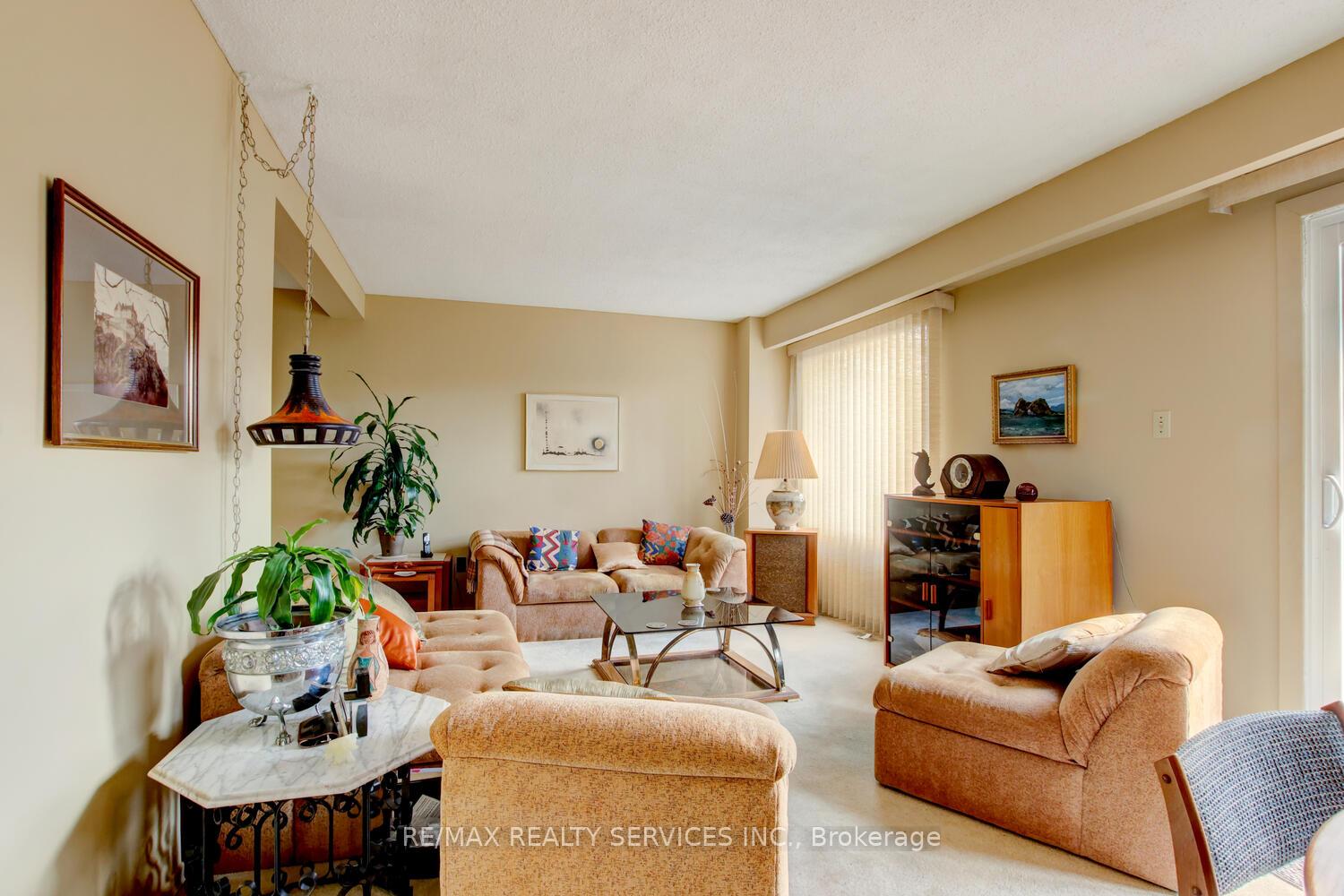 Photo 6 of 82 Horne Drive, Brampton, Brampton North — HOMEH