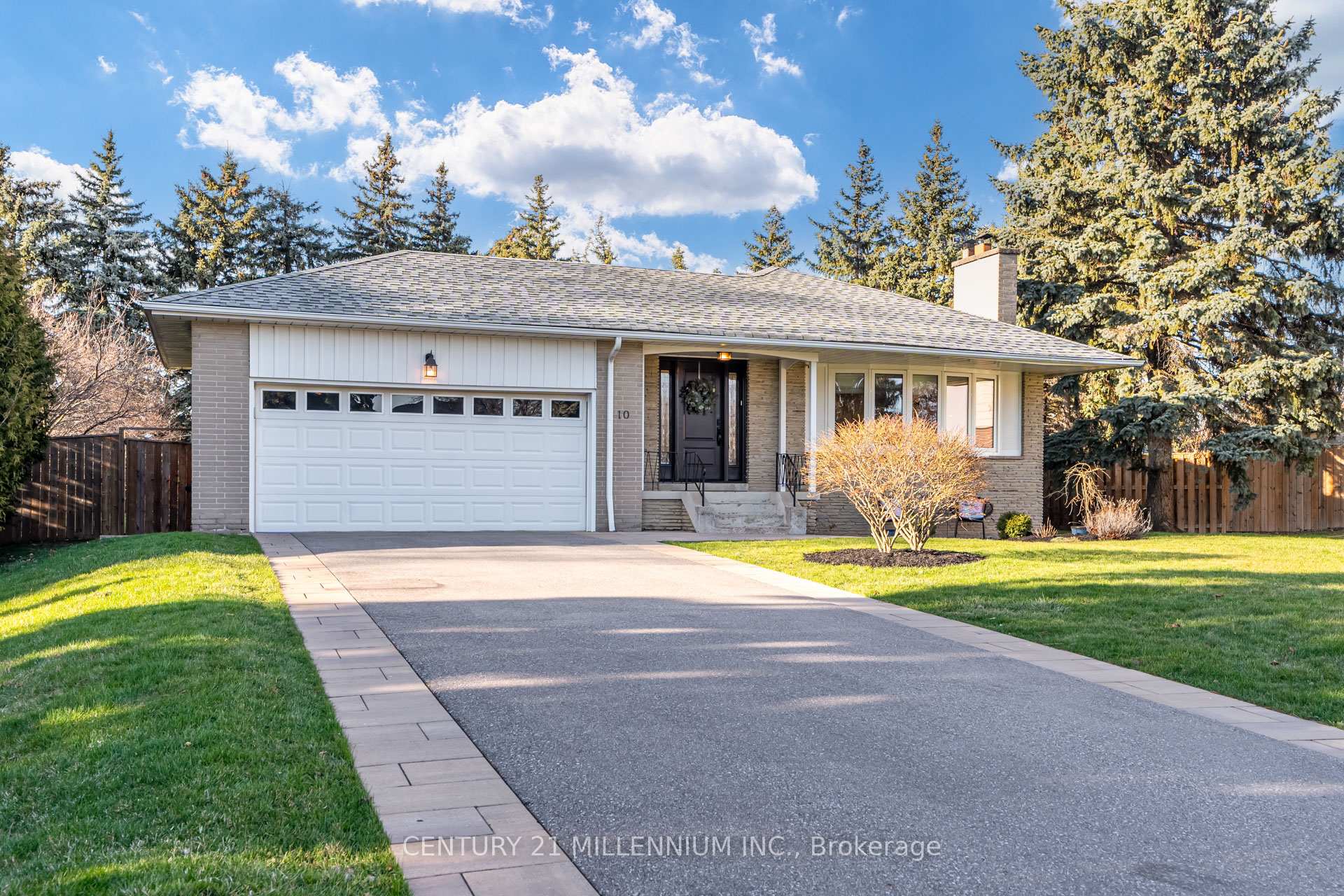 Photo 3 of 10 Greystone Crescent, Brampton, Brampton South — HOMEH