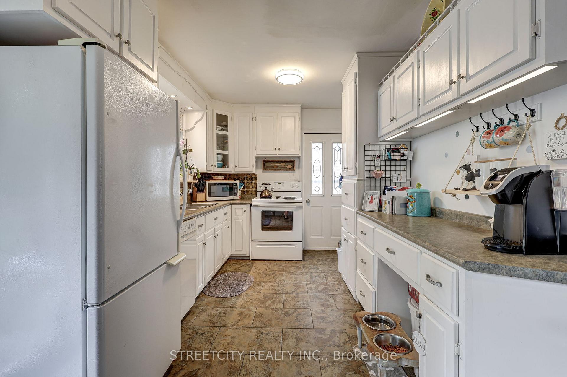 Photo 11 of 170 Locust Street, St. Thomas — HOMEH