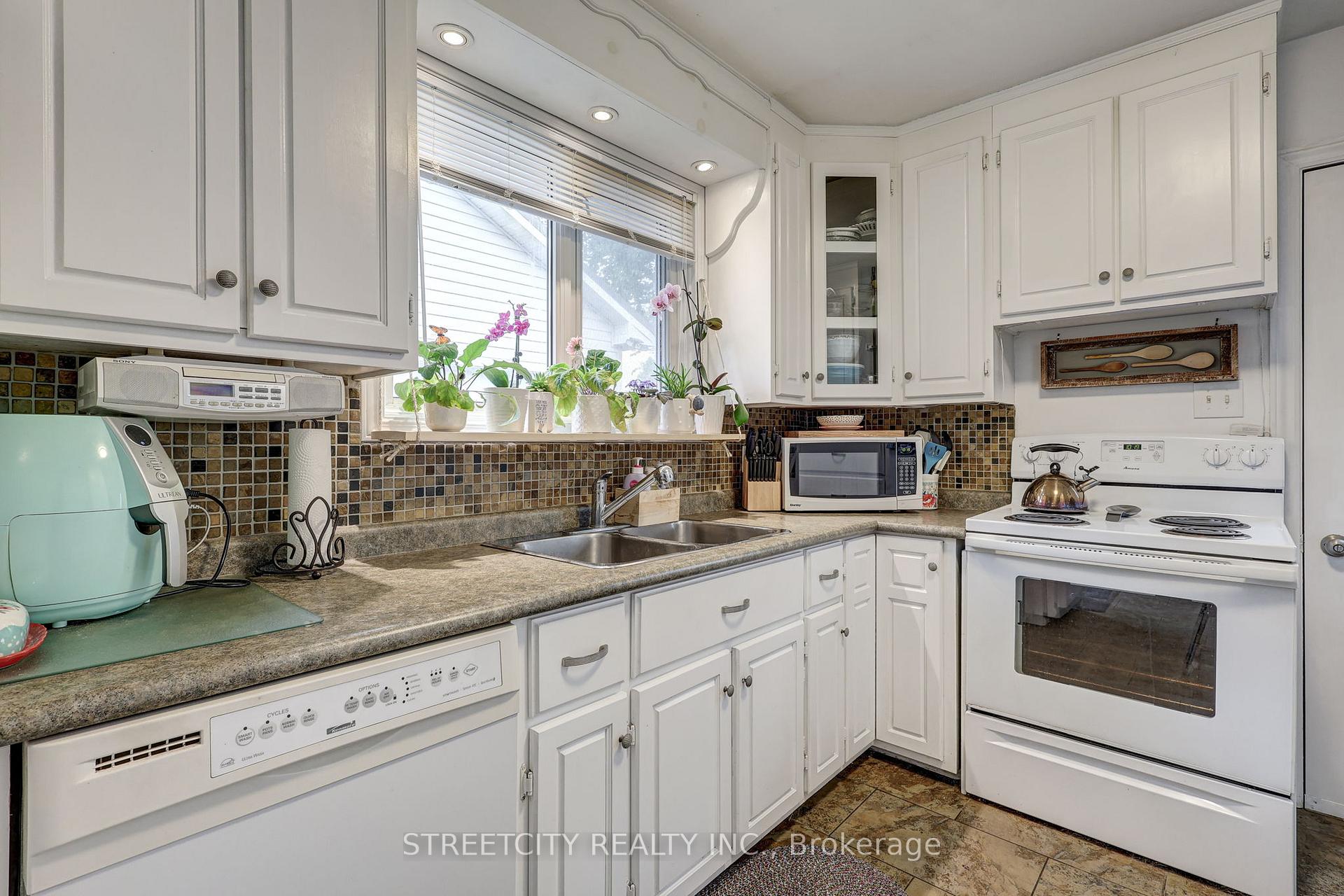 Photo 12 of 170 Locust Street, St. Thomas — HOMEH